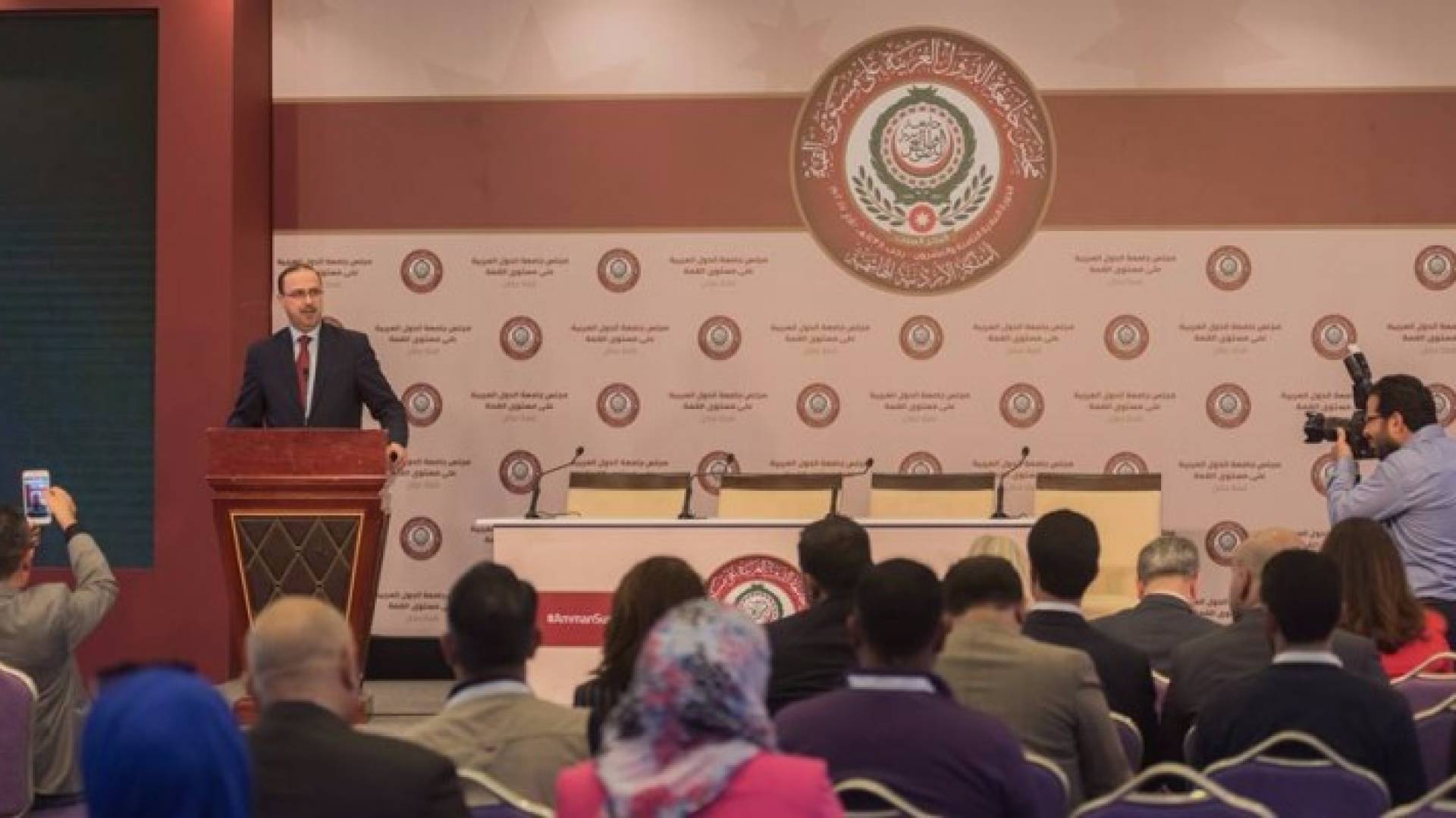 مؤتمر للمومني في المركز الاعلامي للقمة - ارشيف