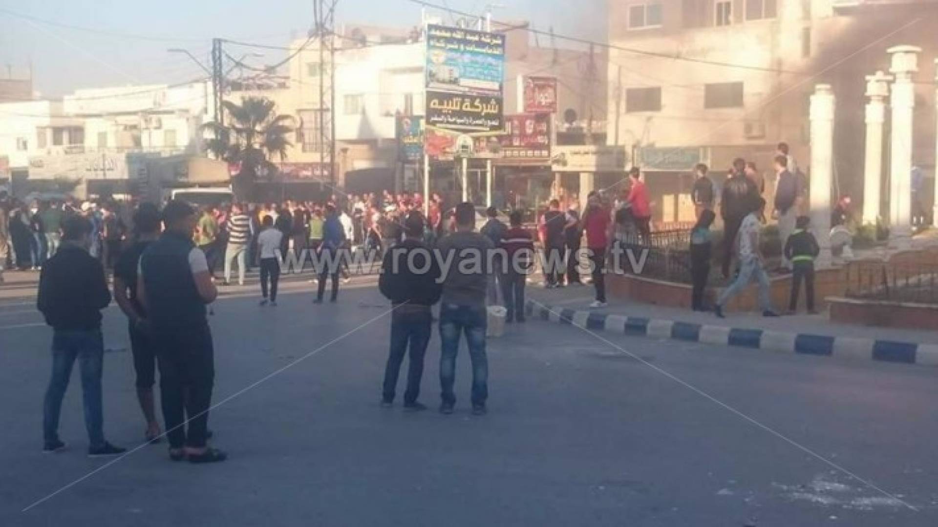 اغلاق شارع بالاطارات المشتعلة