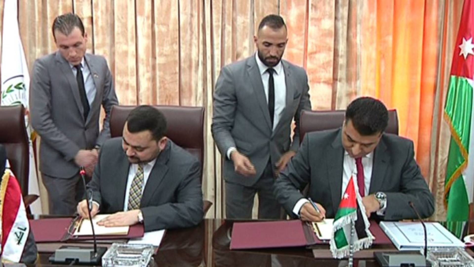 صورة خلال توقيع المذكرة