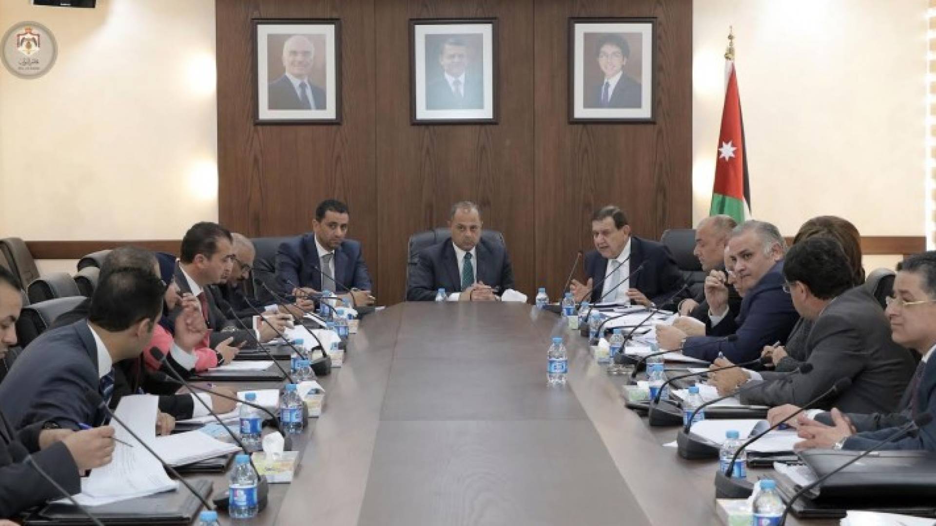 صورة خلال اجتماع اللجنة 