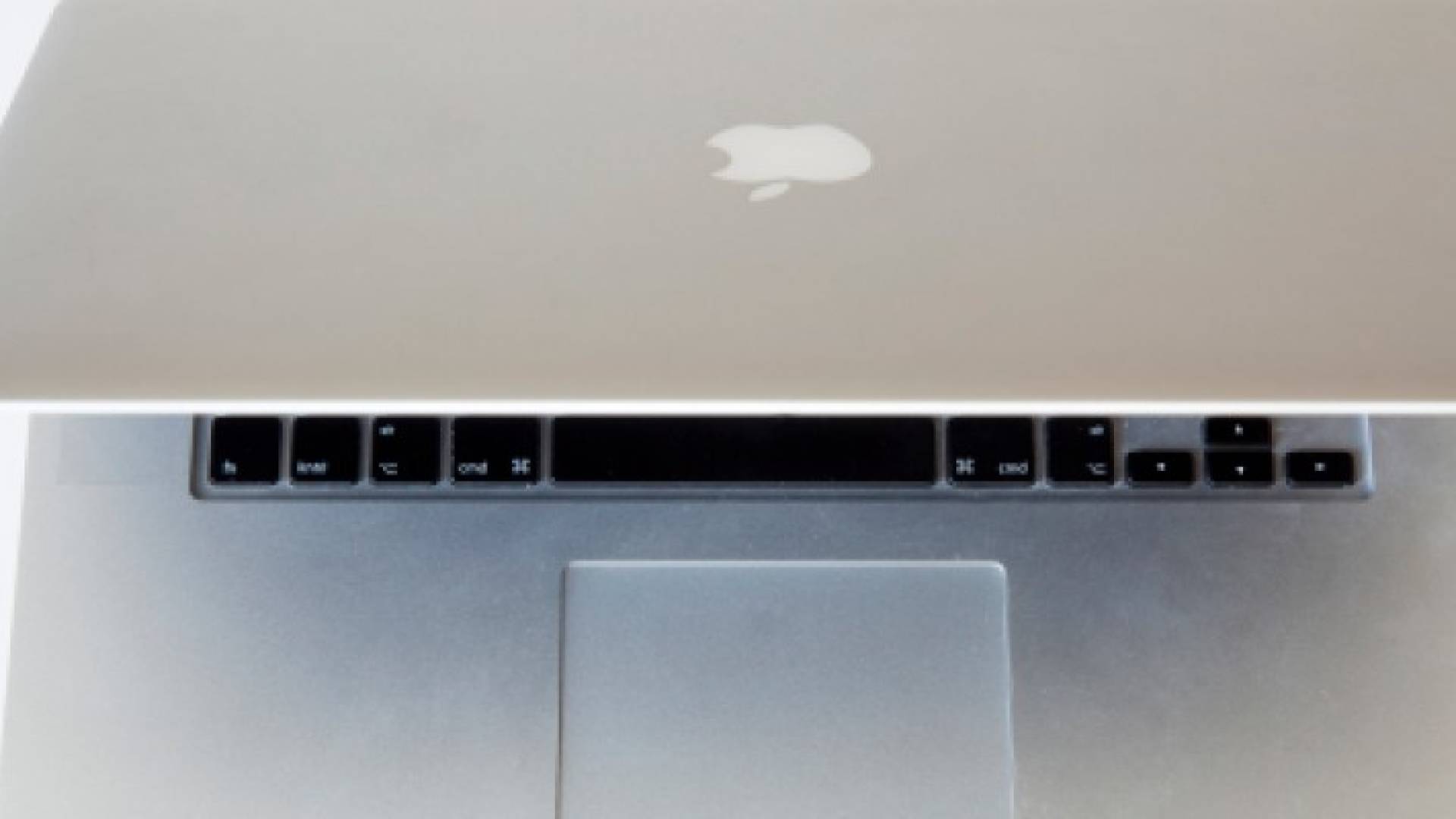 كانت الشركة قد ذكرت في وقت سابق أن الآيباد يكفي ليعمل عمل اللابتوب لذلك كان يبدو أنه لا يوجد مبرر لدمج الجهازين.