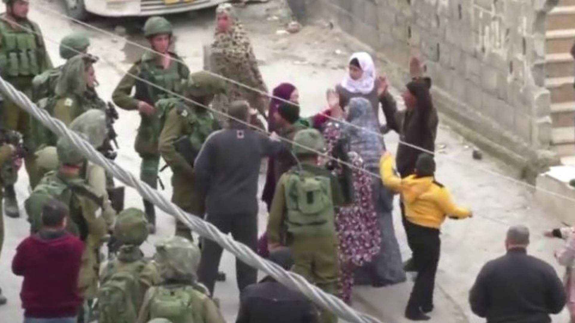 . نساء فلسطينيات ينتزعن طفلا من الاحتلال قبل اعتقاله