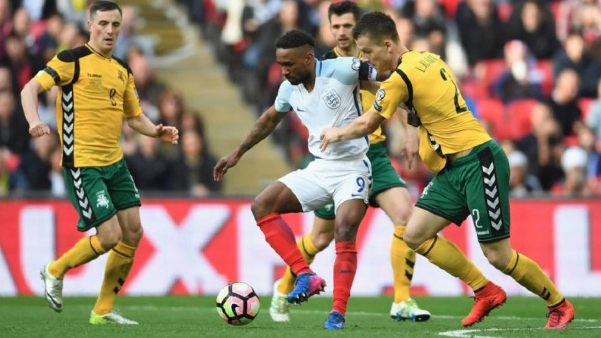 ديفو يراوغ لاعبي ليتوانيا