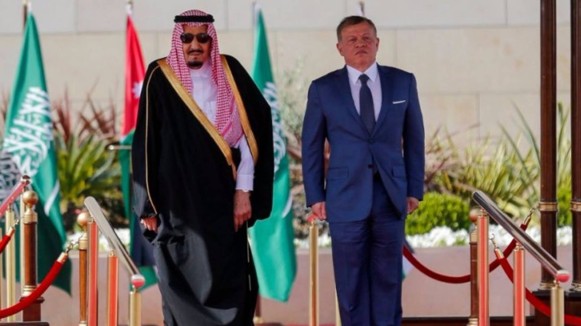 الملك يستقبل ضيف الأردن الكبير خادم الحرمين الشريفين لدى وصوله إلى عمان