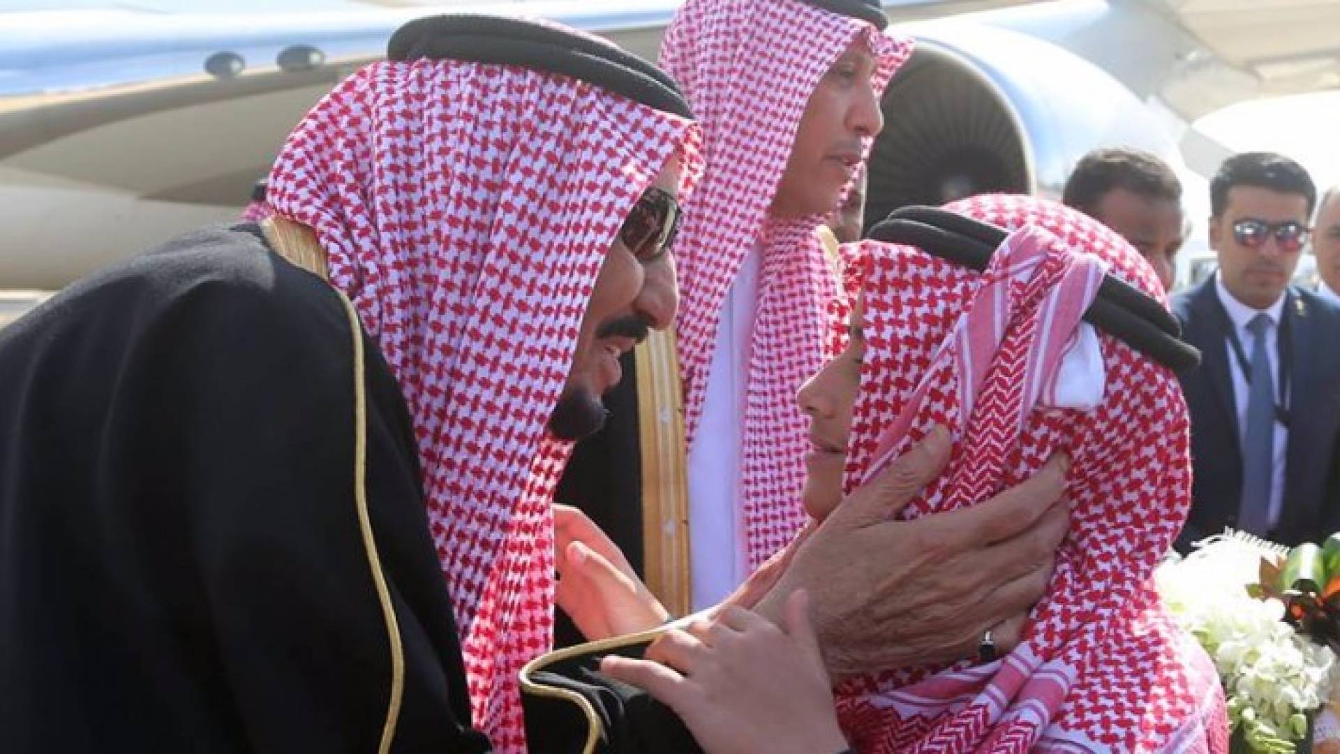  الملك سلمان يستقبل باقة ورد من طفل أردني يرتدي الشماغ الأحمر 