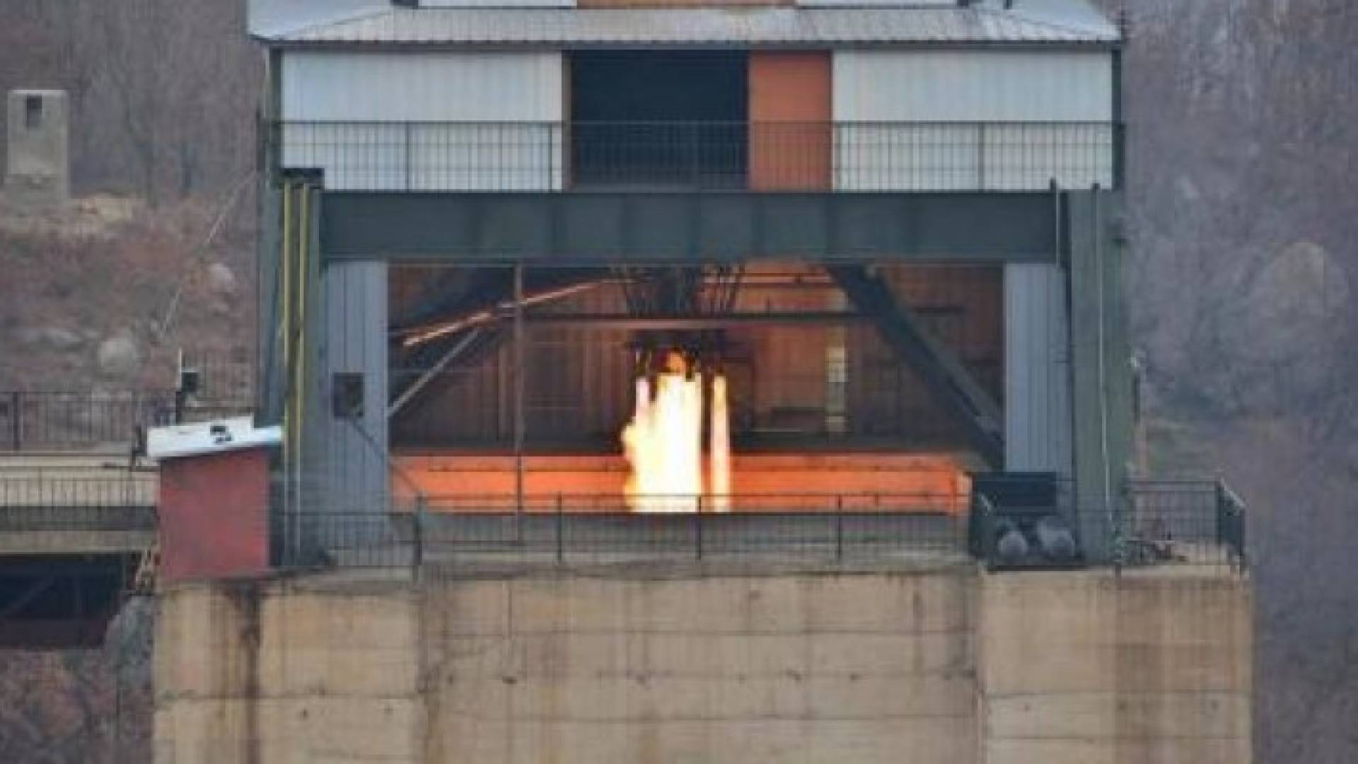 تجربة محرك صاروخي طورته أكاديمية علوم الدفاع الوطنية في بيونجيانج تابعها الزعيم الكوري الشمالي كيم جونج