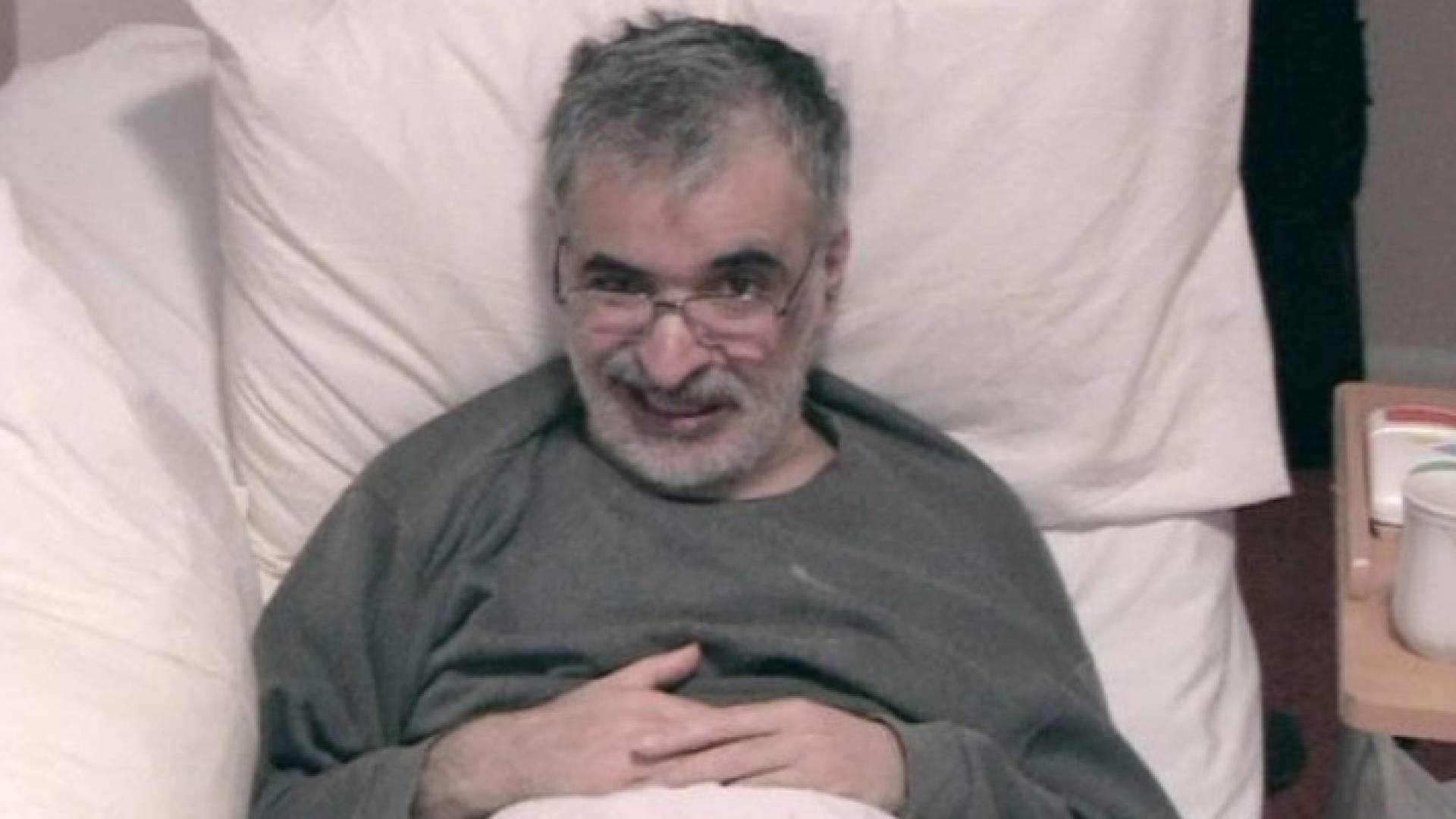 أصيب أوميد عام 2014 بمرض عصبي يسمى الضمور الجهازي المتعدد