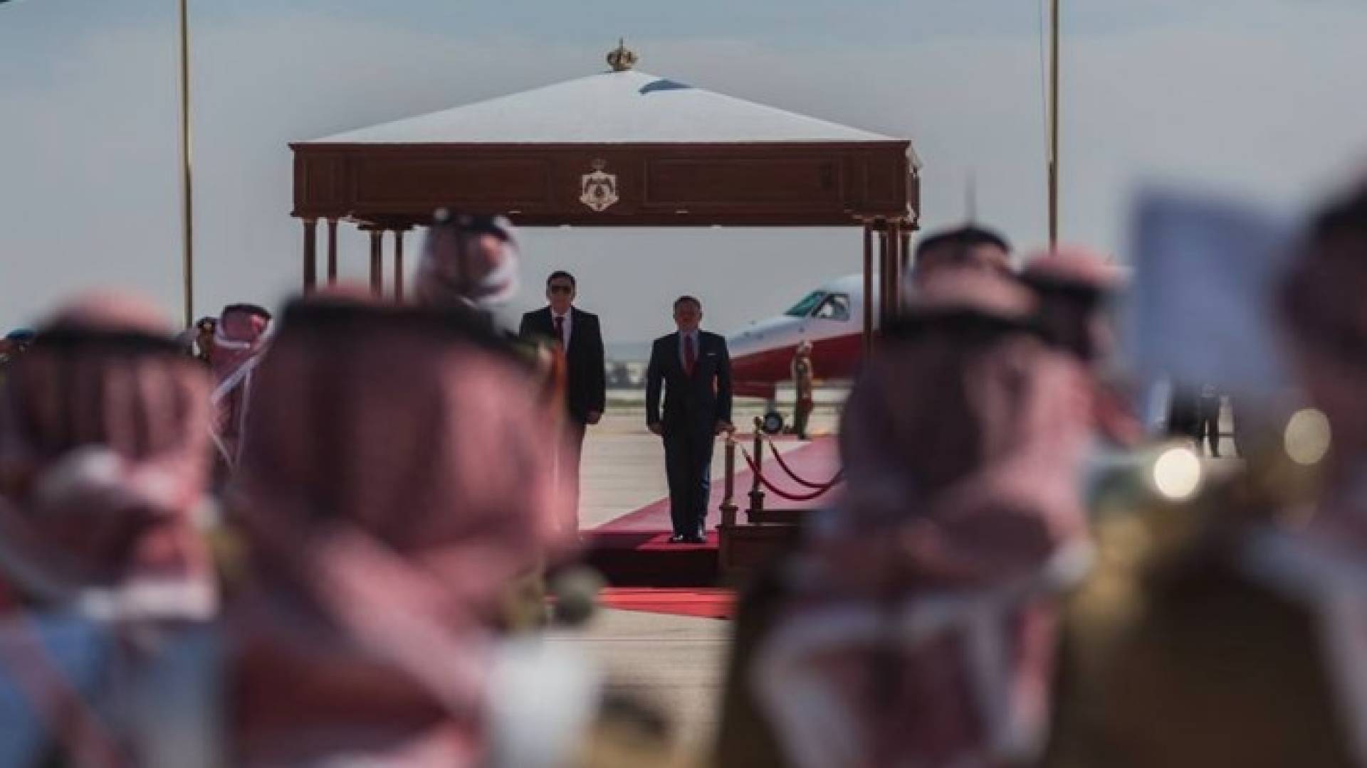 الملك خلال استقبال الزعماء والقادة العرب المشاركين في قمة عمان