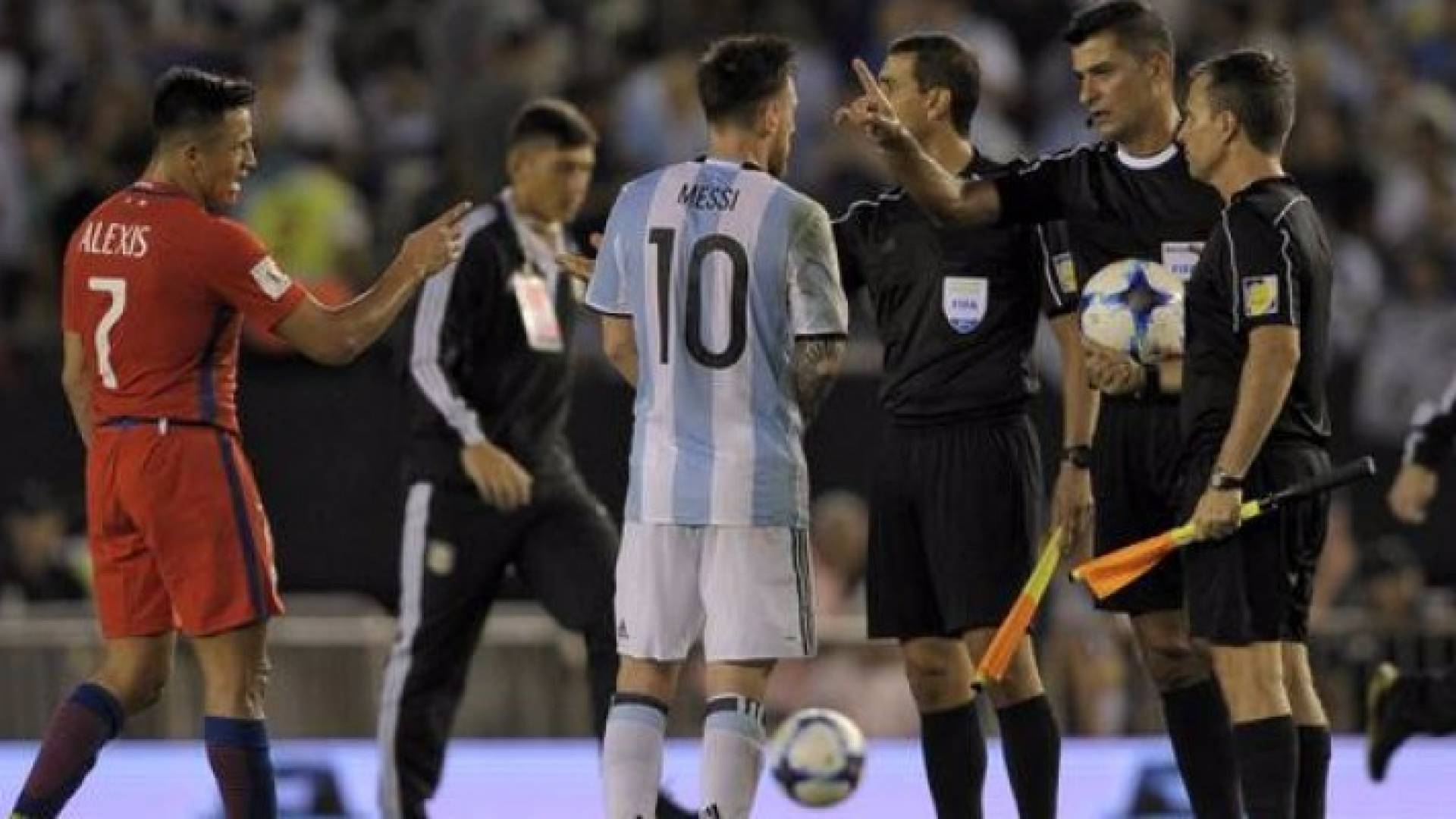 فيفا يوقف ميسي 4 مباريات دولية