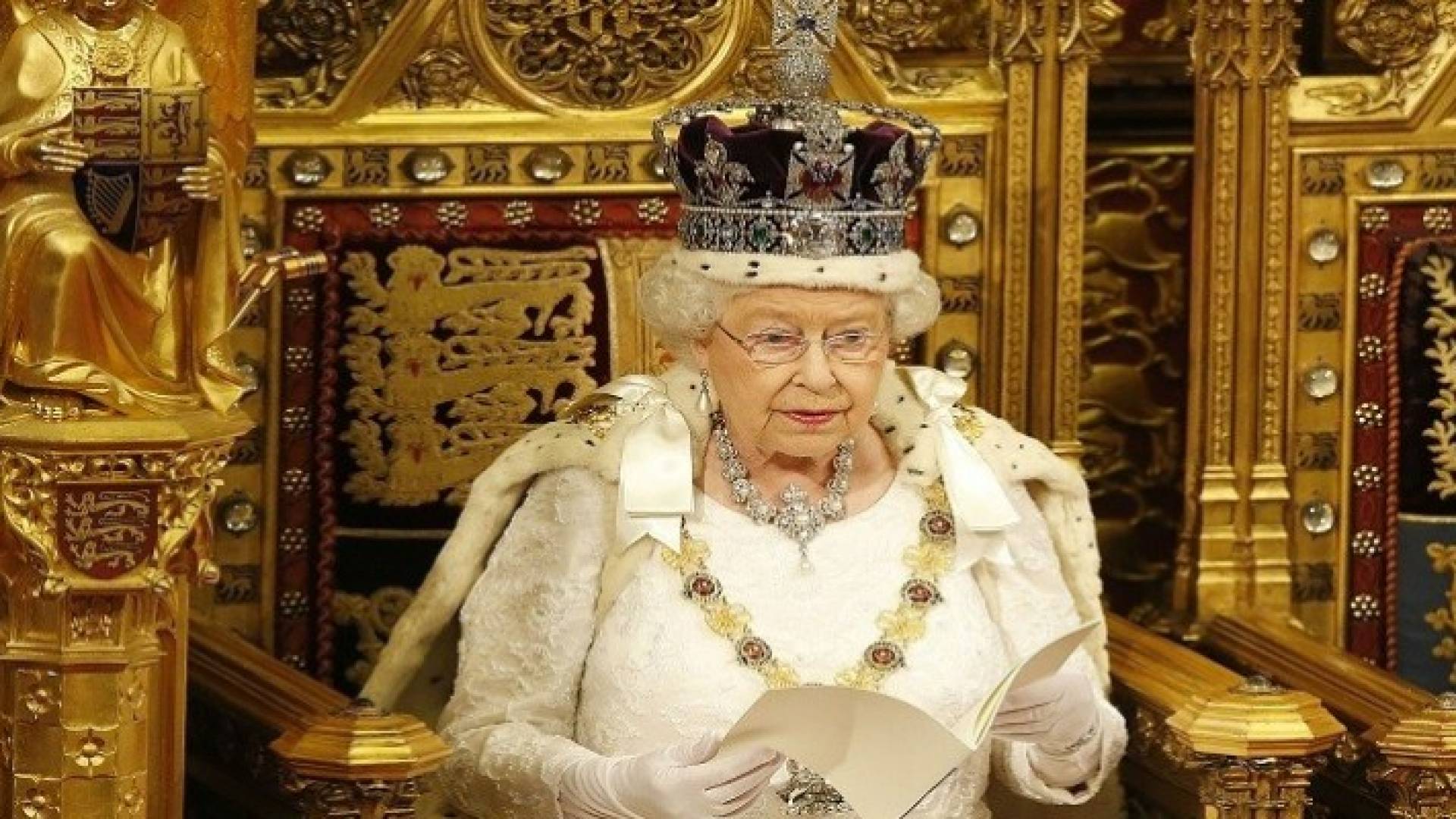 ملكة بريطانيا تبحث عن خياط براتب 22 ألف جنيه استرليني