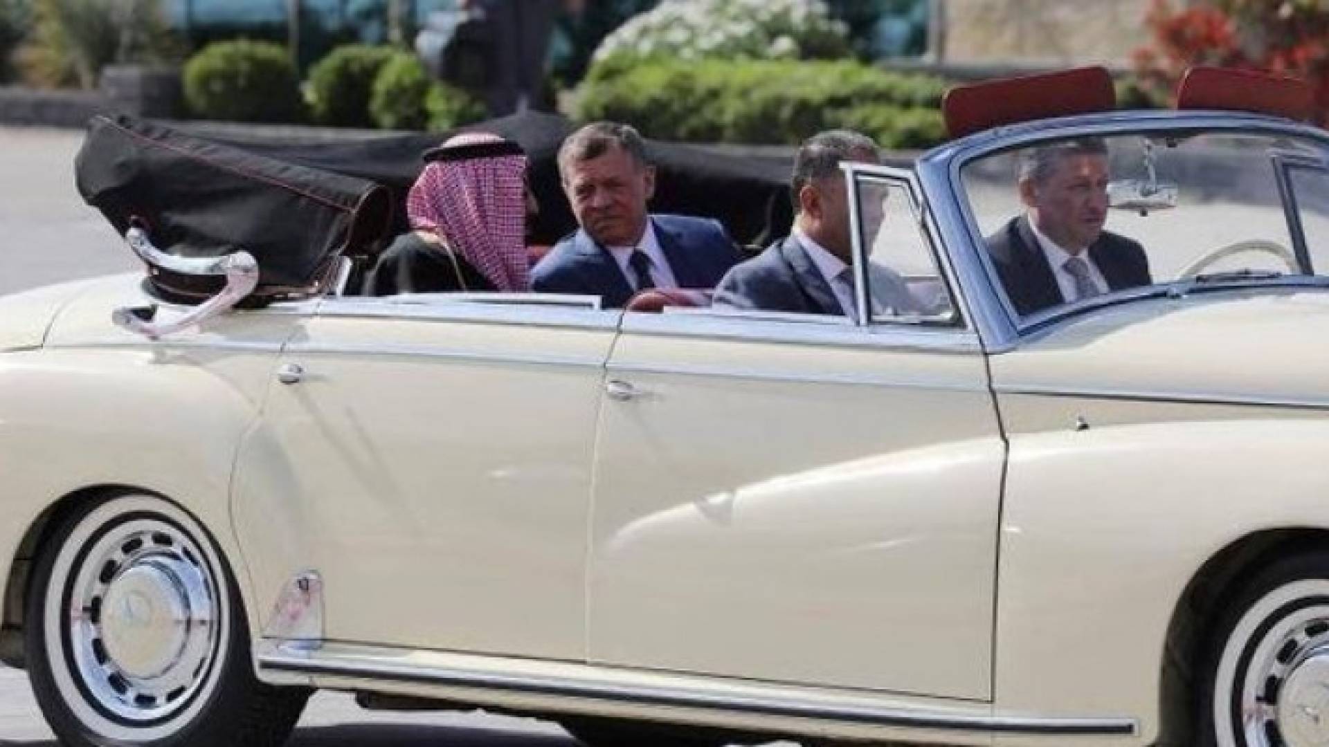 السيارة التي أقلت الملك سلمان وجلالة الملك عبدالله الثاني