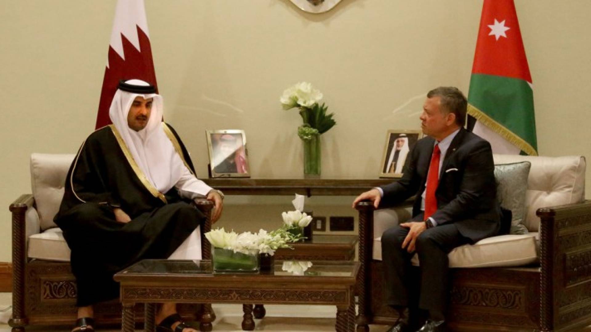 الملك يلتقي أمير دولة قطر