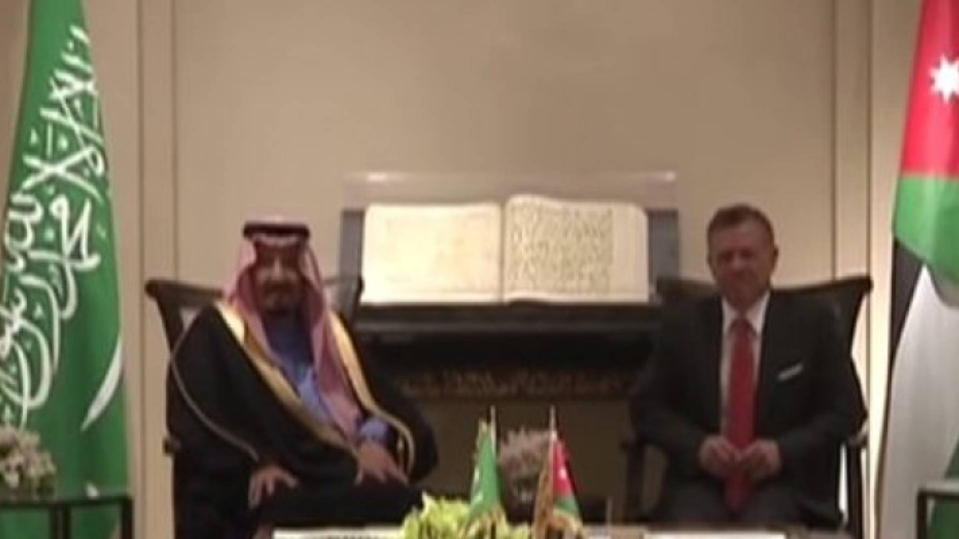  جلالة الملك وخادم الحرمين الشريفين يشهدان توقيع 15 اتفاقية ومذكرة تفاهم 