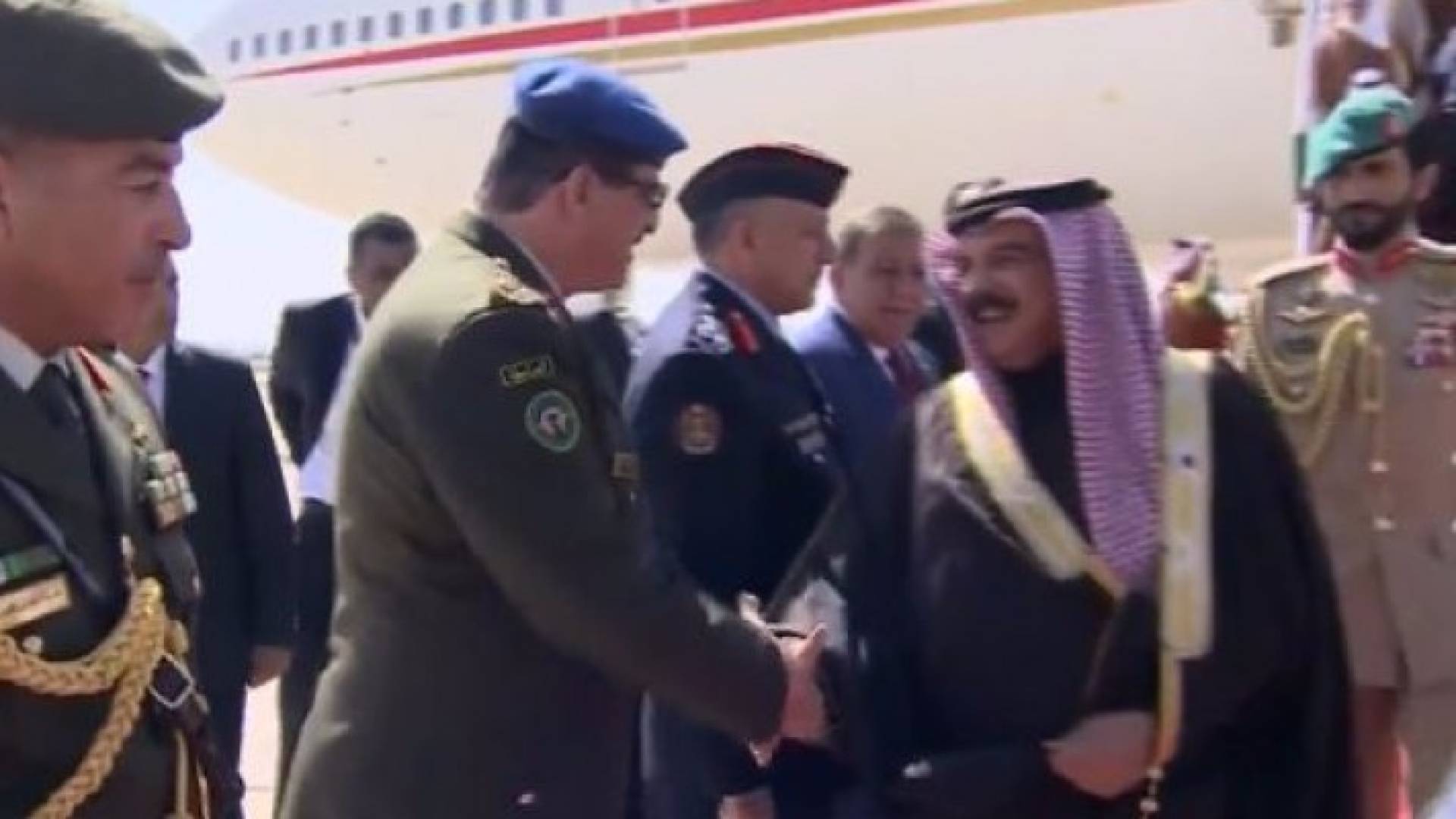 وصول ملك البحرين الى مطار الملكة علياء الدولي للمشاركة في قمة عمان 