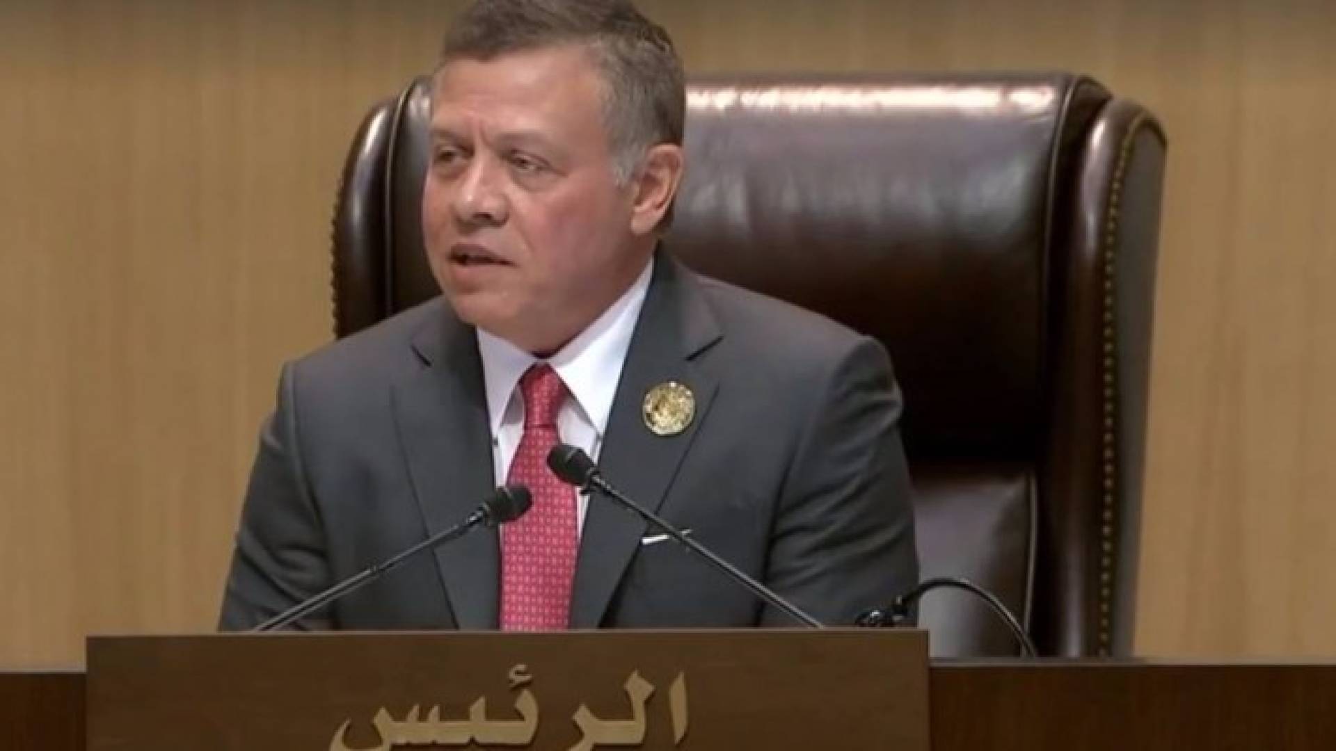 الملك يتسلم رئاسة القمة العربية الـ 28