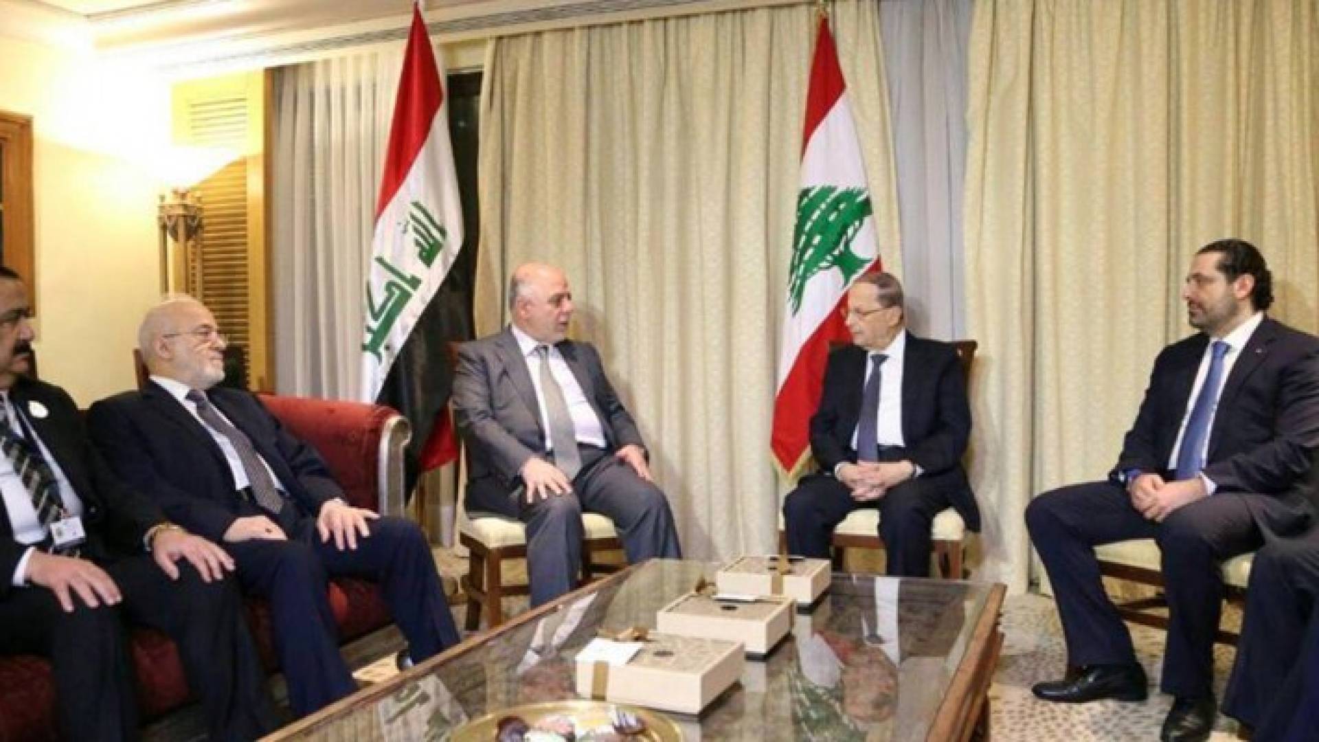 العبادي يلتقي الرئيس اللبناني ميشال عون على هامش اعمال القمة العربية 