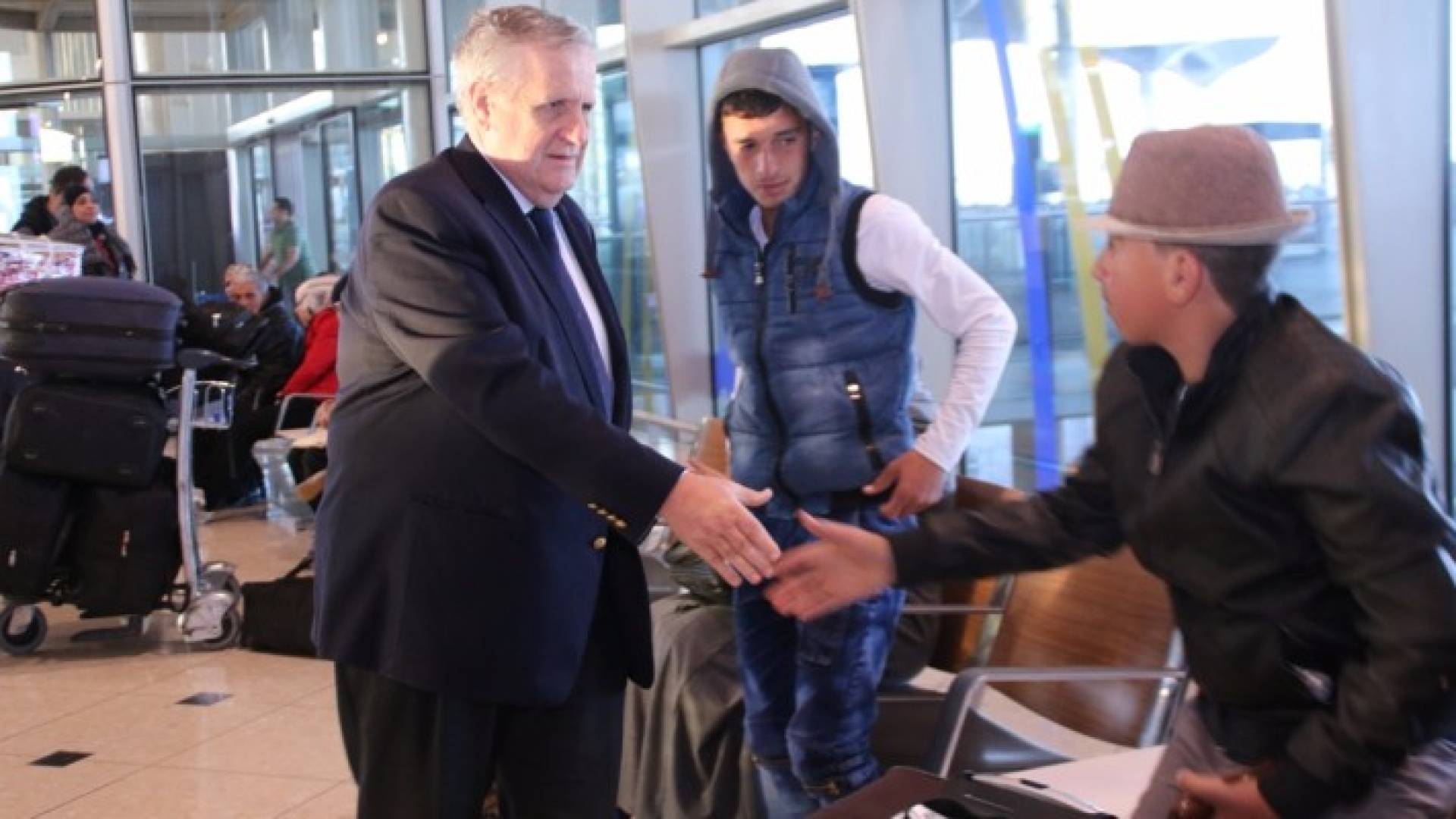 السفير الايطالي يودع العائلات السورية