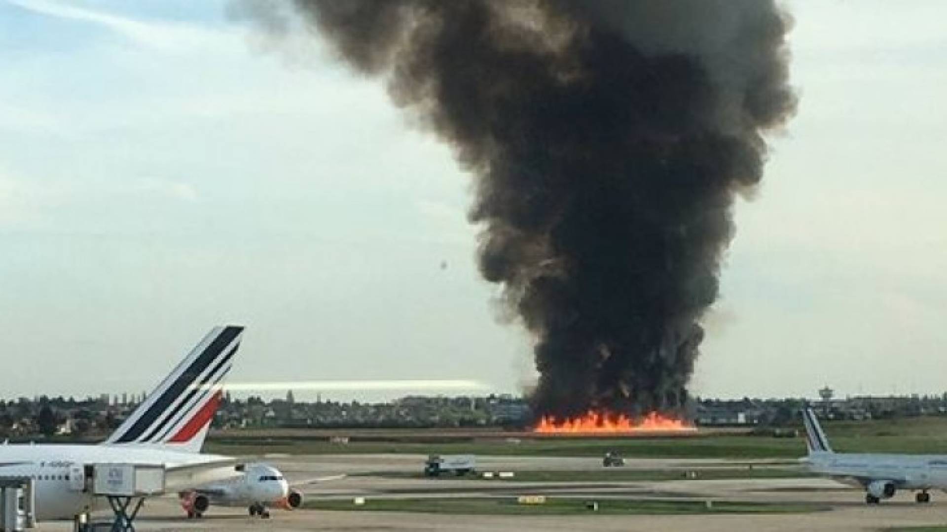 .حريق هائل بمطار أورلي الدولي في باريس