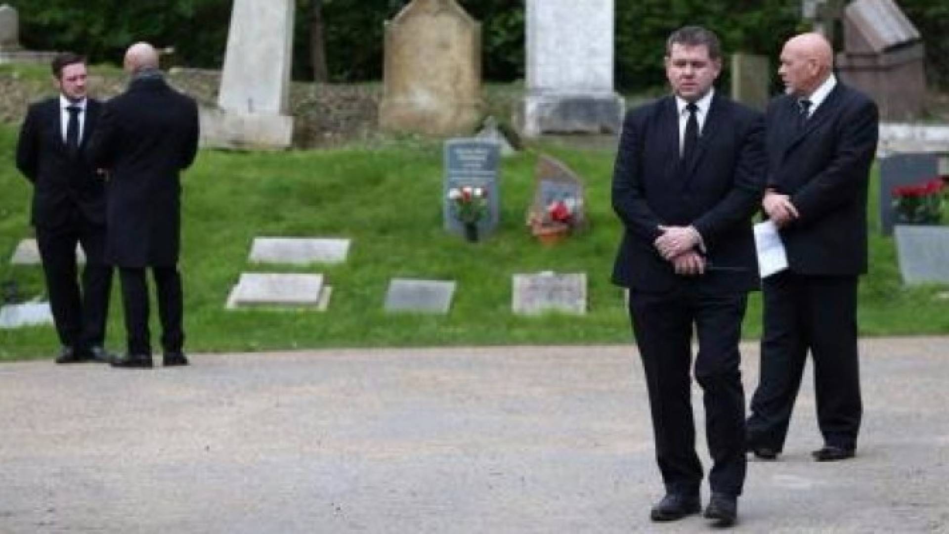 أفراد حراسة خاصة يقفون خارج مقبرة هايجيت في شمال لندن