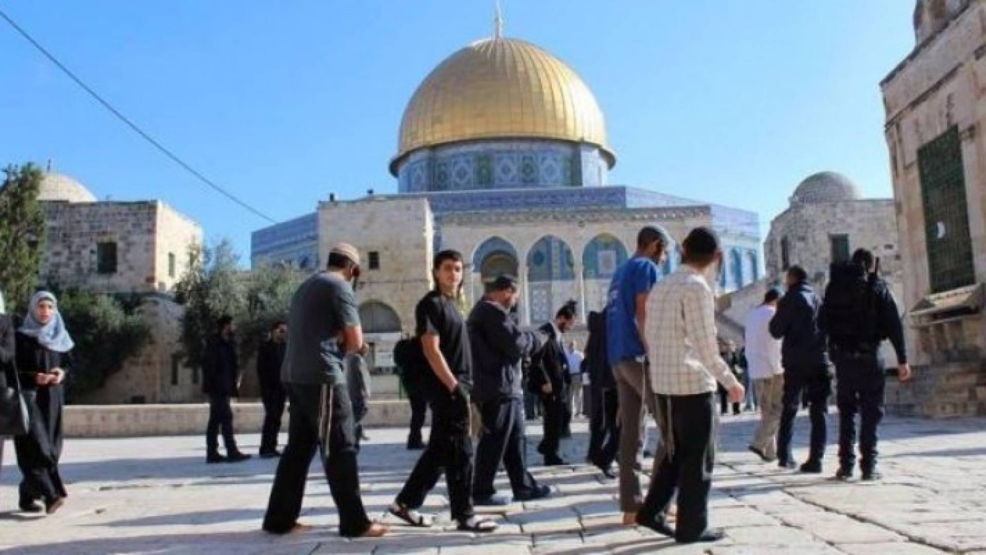 مستوطنون يقتحمون باحات المسجد الاقصى المبارك 