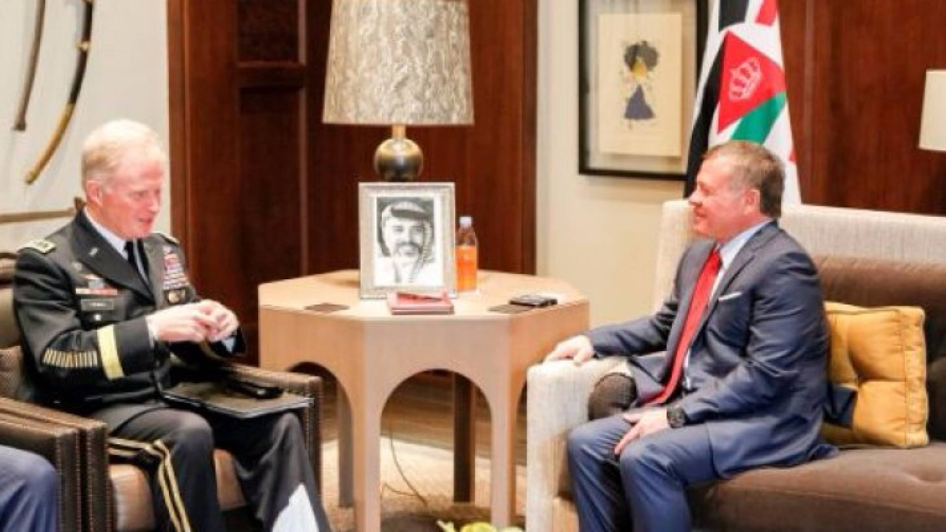 الملك يستقبل قائد قيادة العمليات الخاصة الأمريكية
