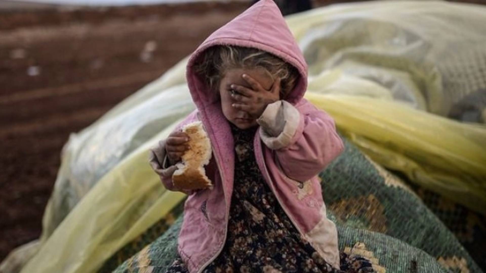 طفلة سورية باحد مخيمات اللجوء