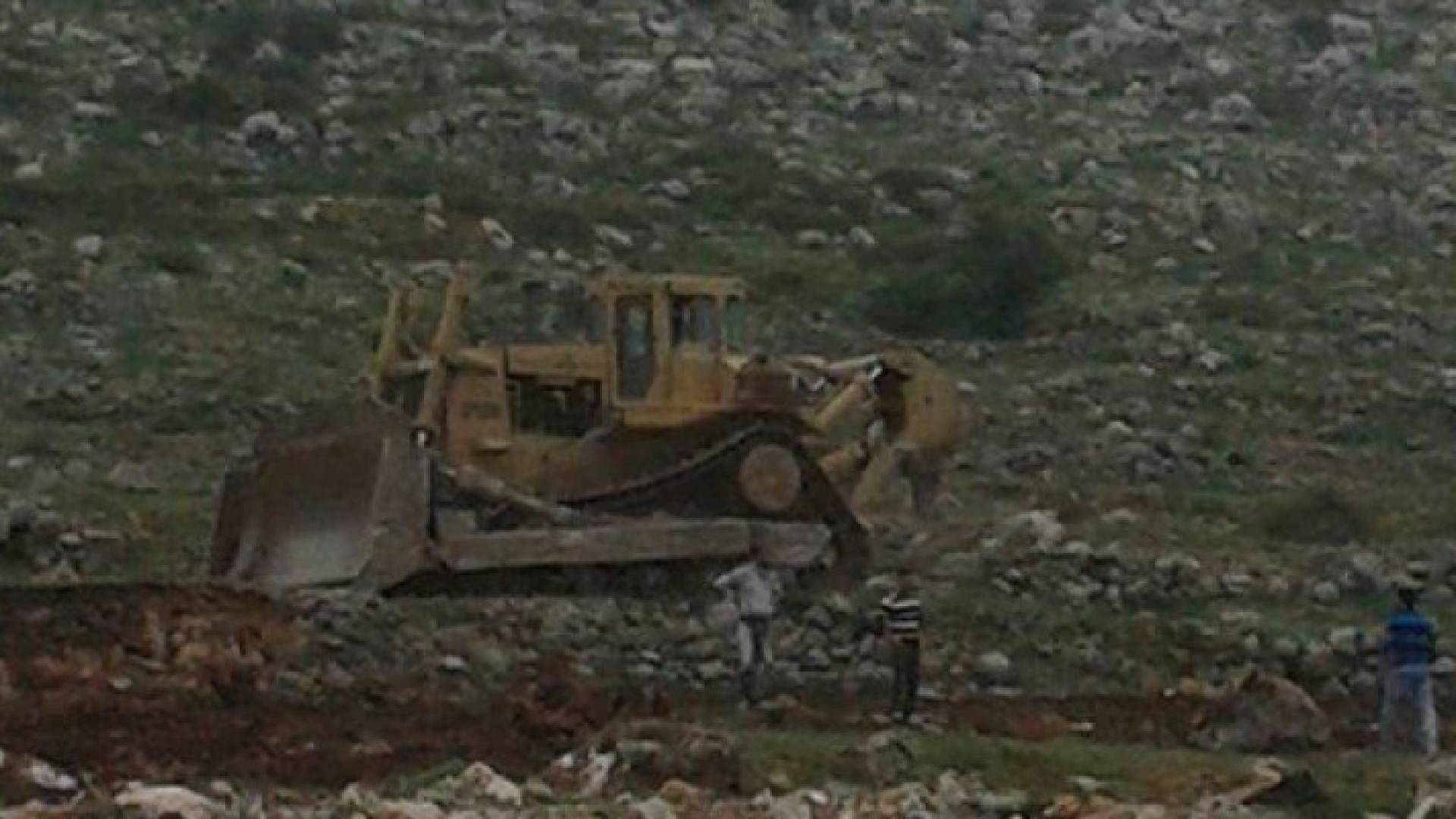 الاحتلال يجرف أراضي خلة الزعفران