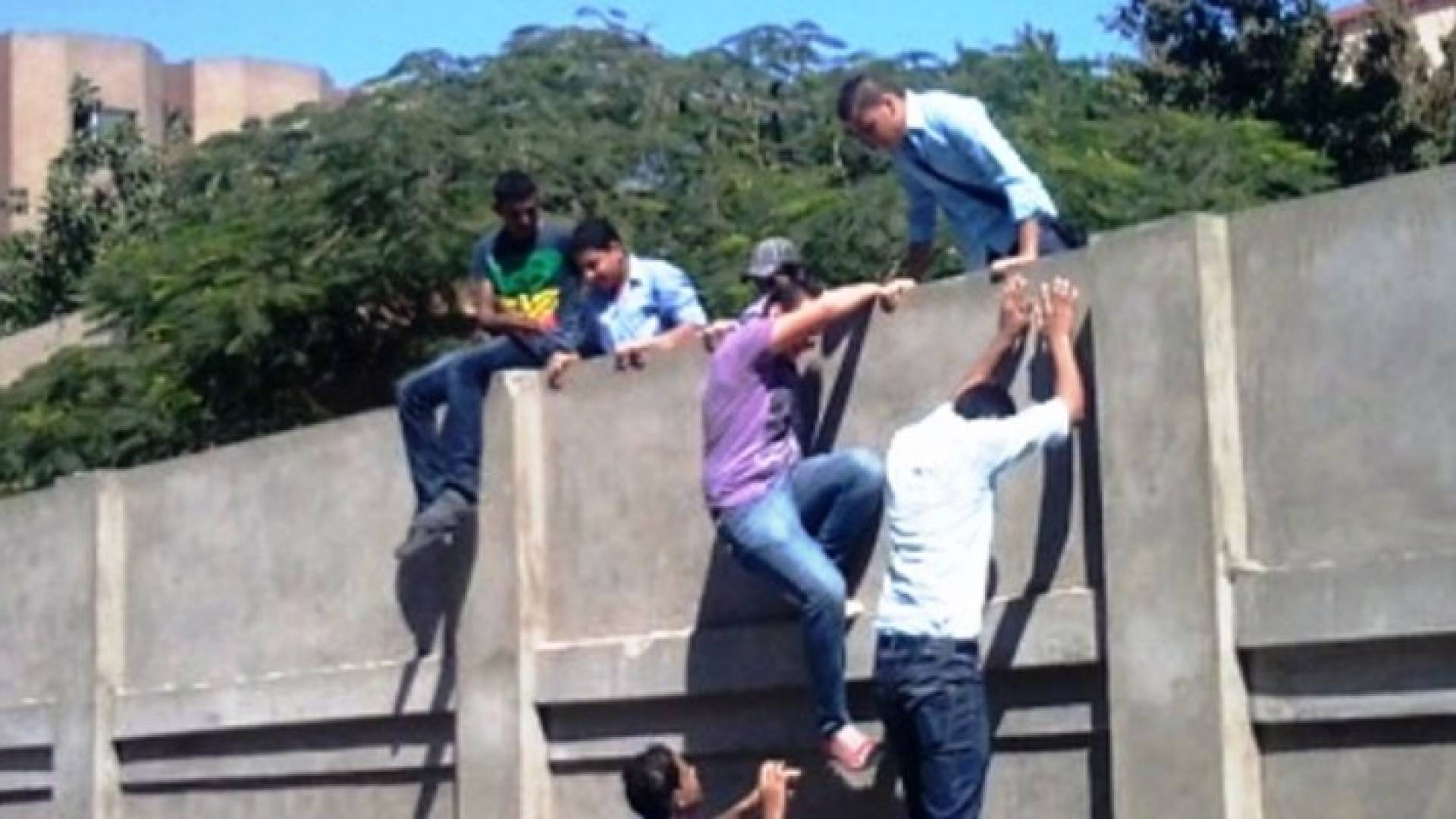 صورة لتهرب طلبة من المدارس 