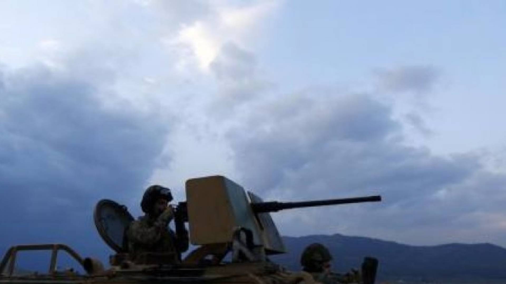 جندي تركي يقود مركبة عسكرية على الحدود مع سوريا - رويترز