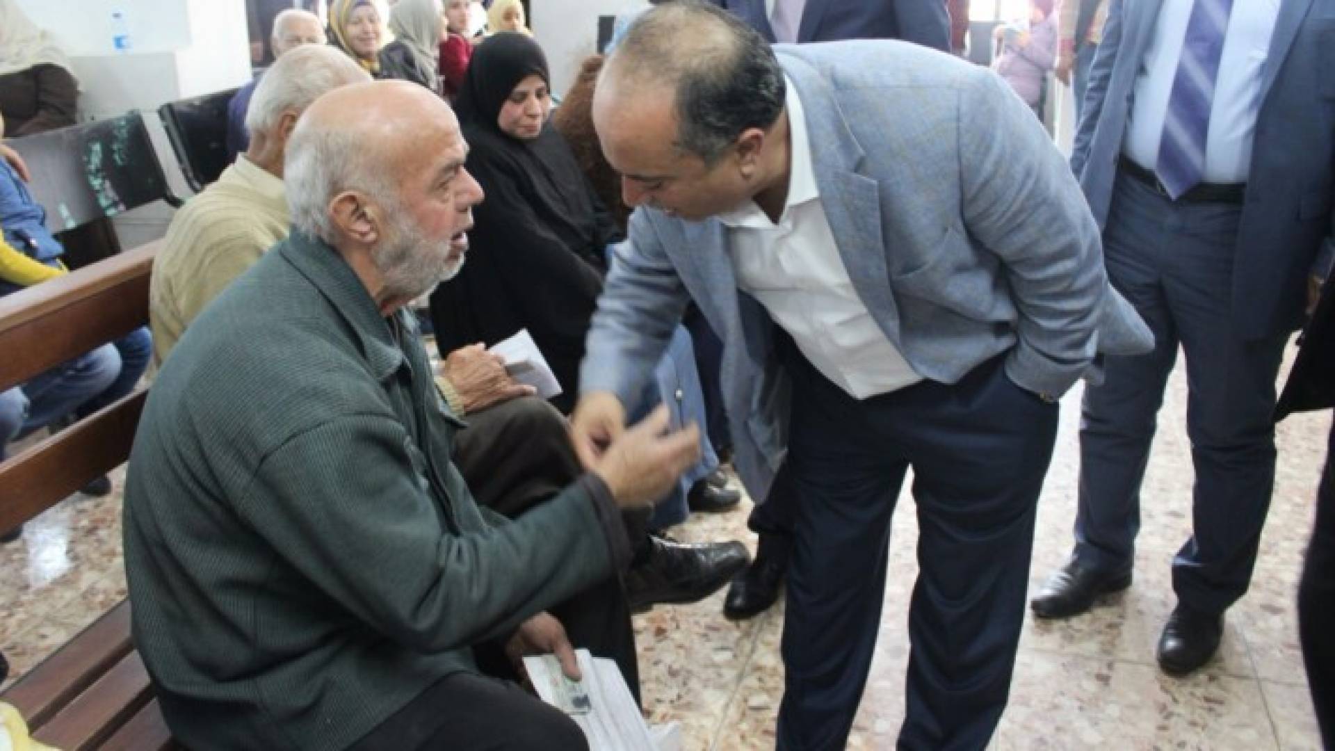 الشهوان خلال زيارته لمكتب احوال وجوازات ماركا