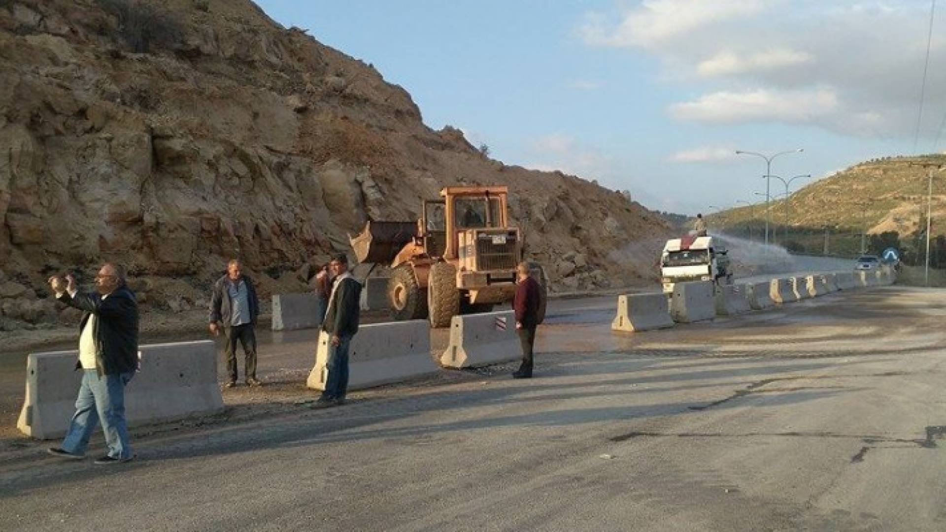العمل على إعادة فتح طريق اربد - عمان