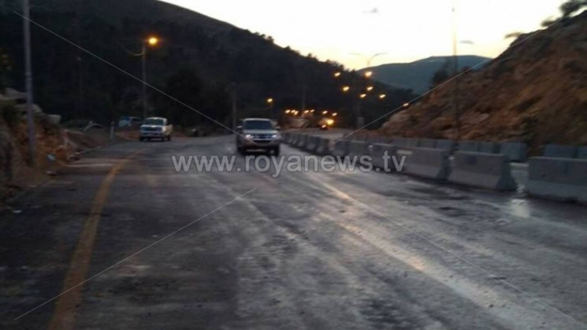 صورة  تظهر إعادة فتح طريق اربد عمان أمام حركة السير مساء السبت