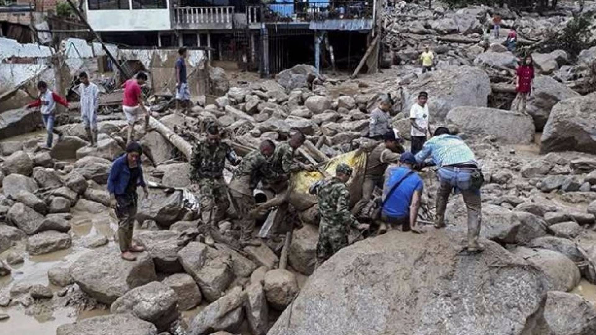 مئتي قتيل في انزلاق للتربة 