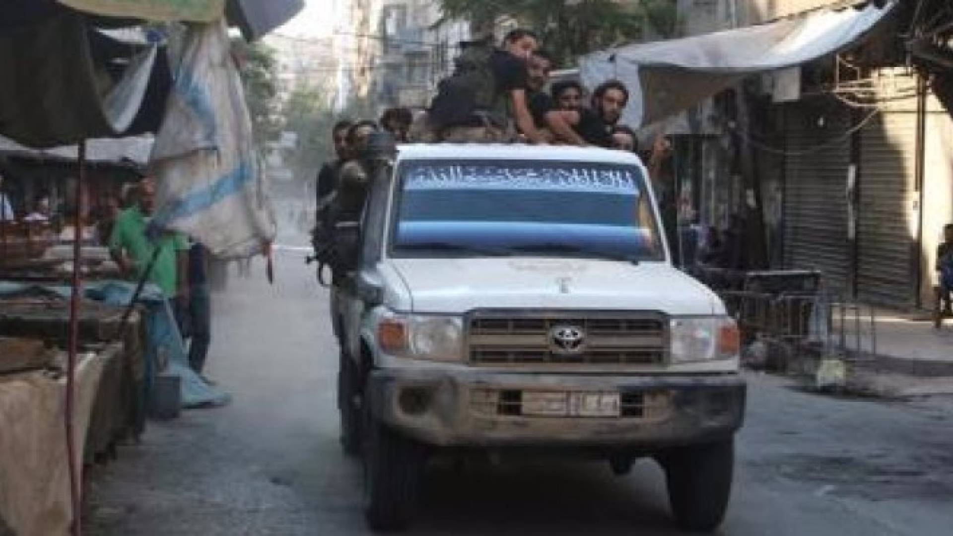 المعارضة السورية قالت إن طائرات تقصف موقعا لها قرب الحدود التركية