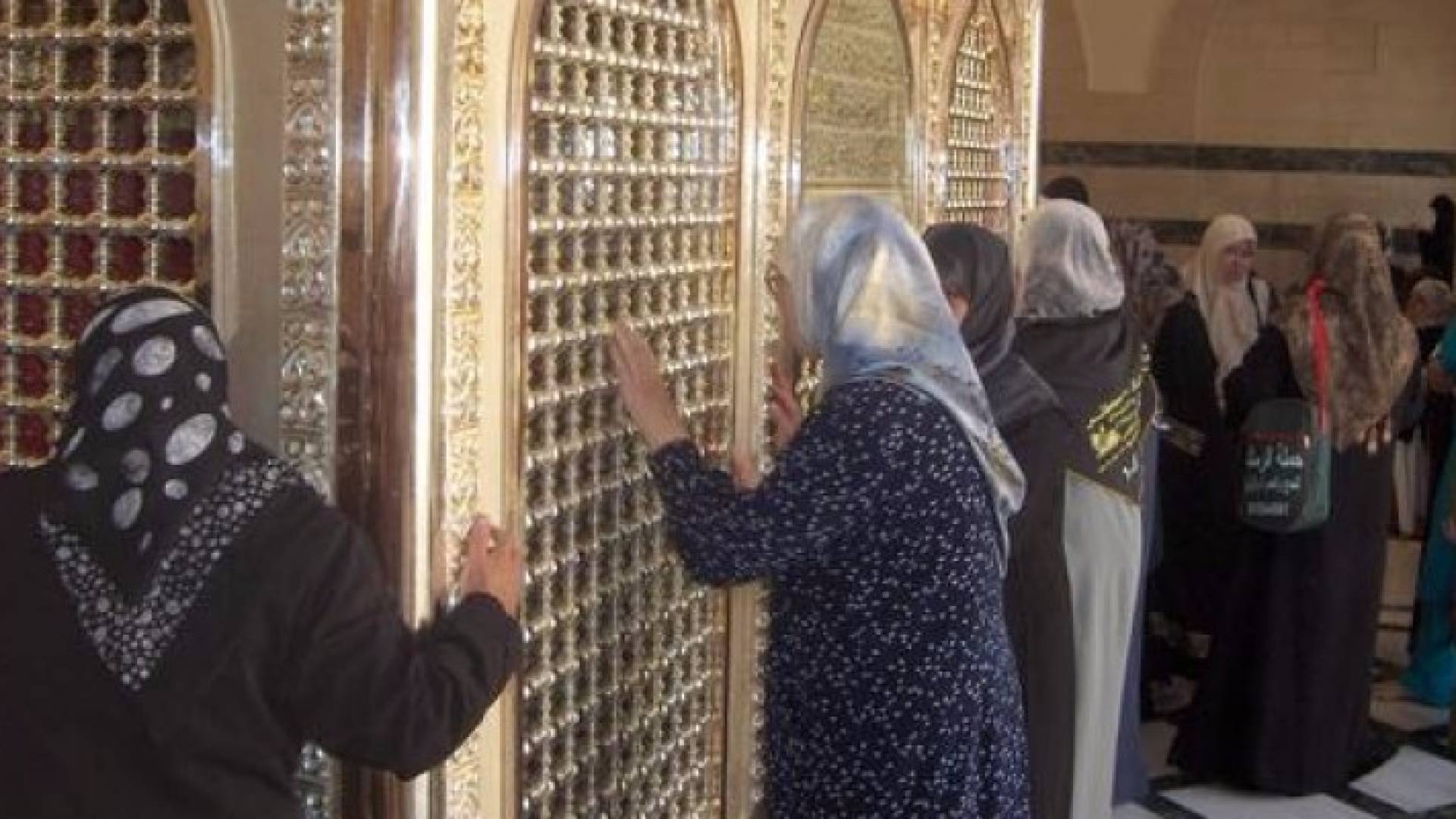 زائرات لأضرحة الصحابة في المزار الجنوبي