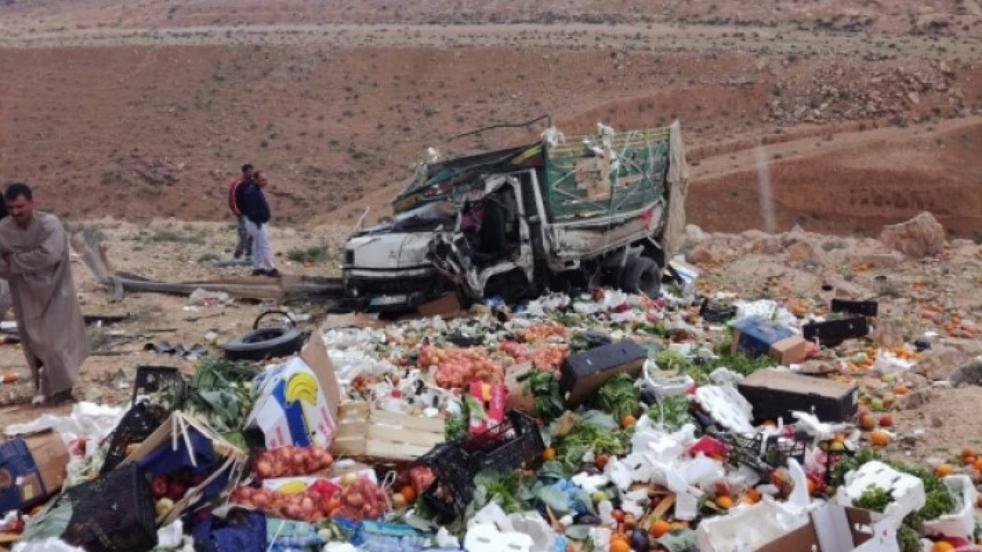 جانب من الحادث على الطريق الصحراوي