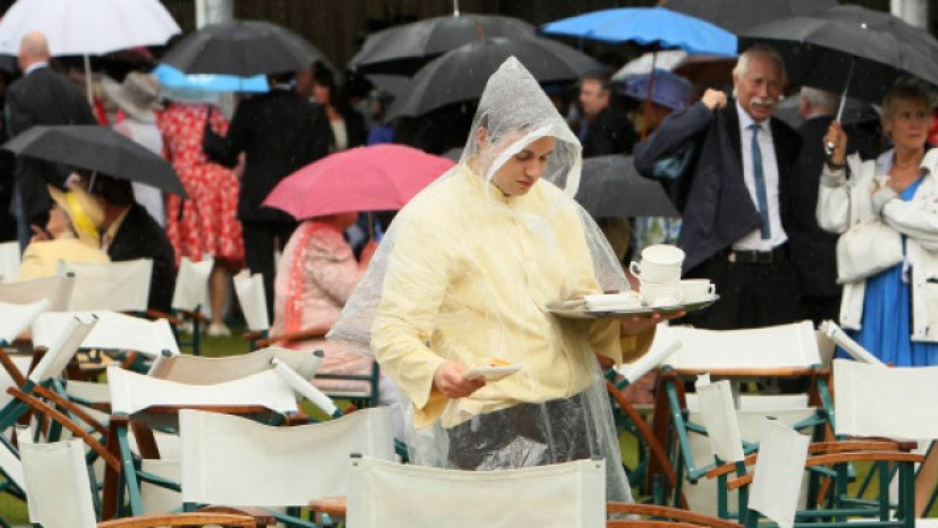 غاسل صحون مقيمر في القرلا الملكي البرياطني ياخذ راتبا مقداره 17 ألف إسترليني سنويا