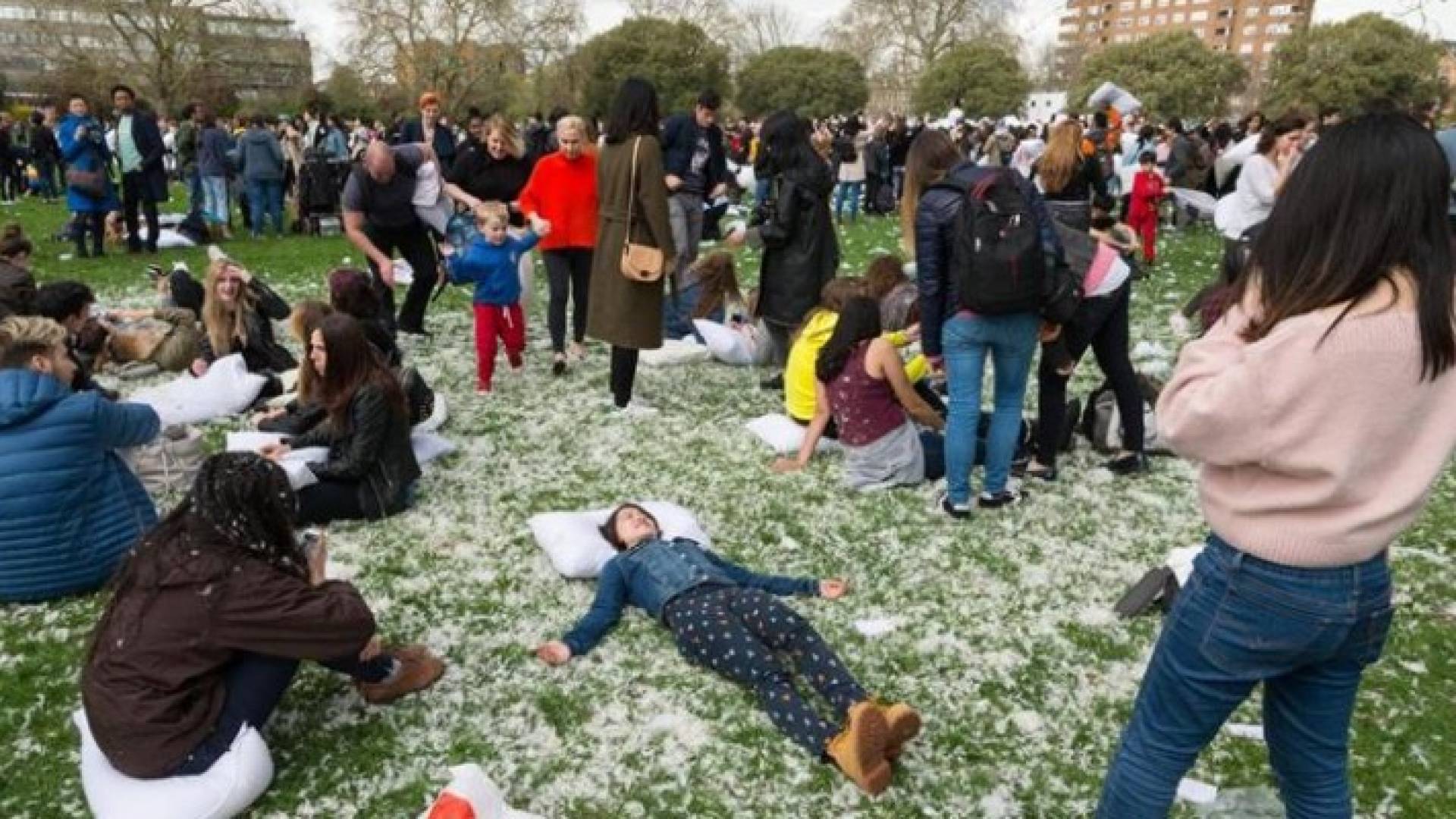 على مدى نحو ساعة، واصل المحاربون ضرب بعضهم البعض بوسائد من أحجام مختلفة