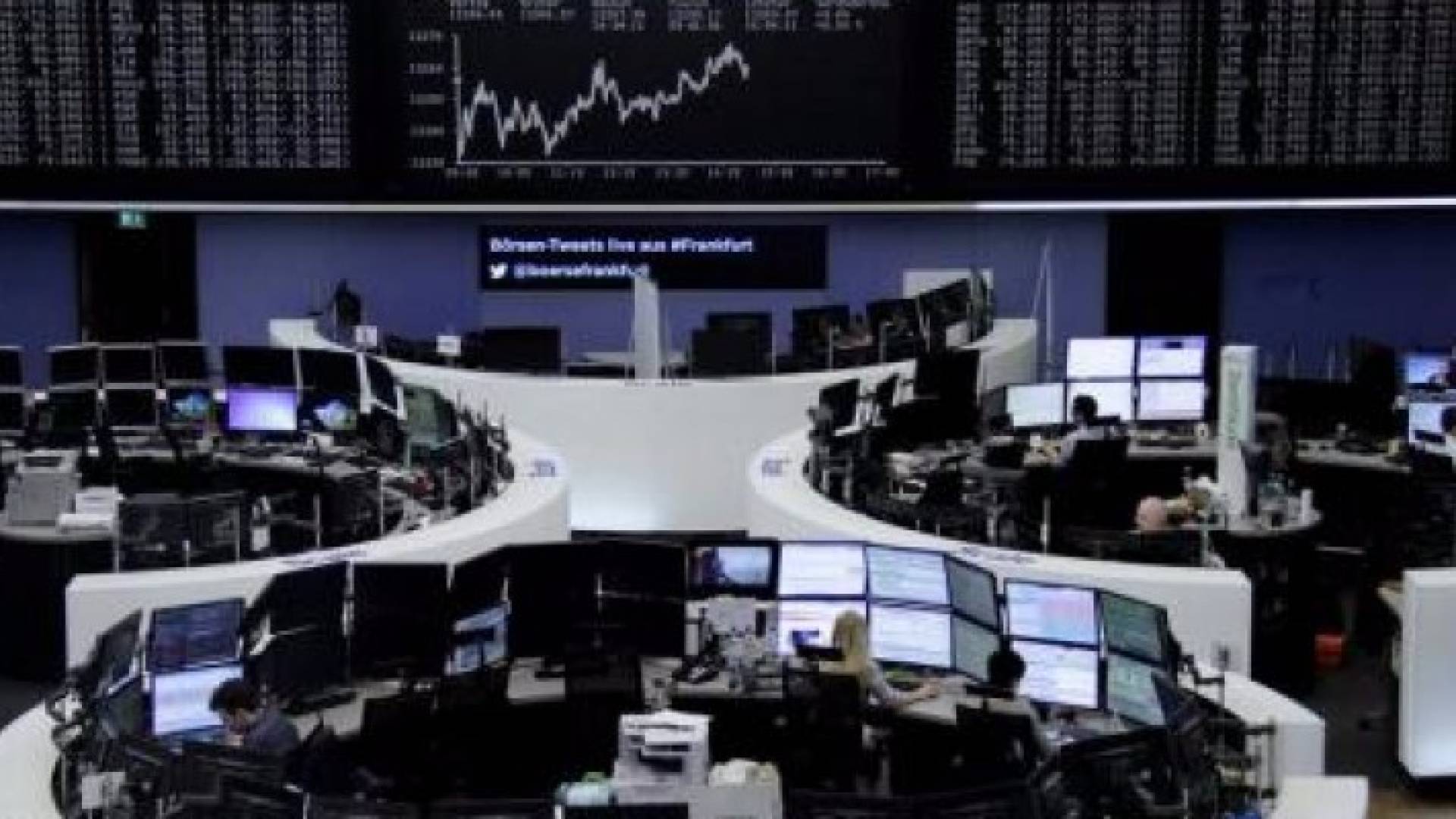 متعاملون أثناء التداول في بورصة فرانكفورت - رويترز 