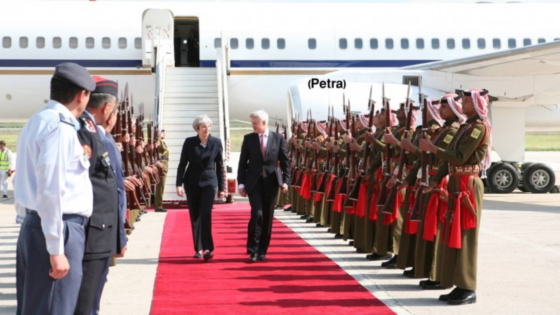 تريزا ماي لدى وصولها الى عمان