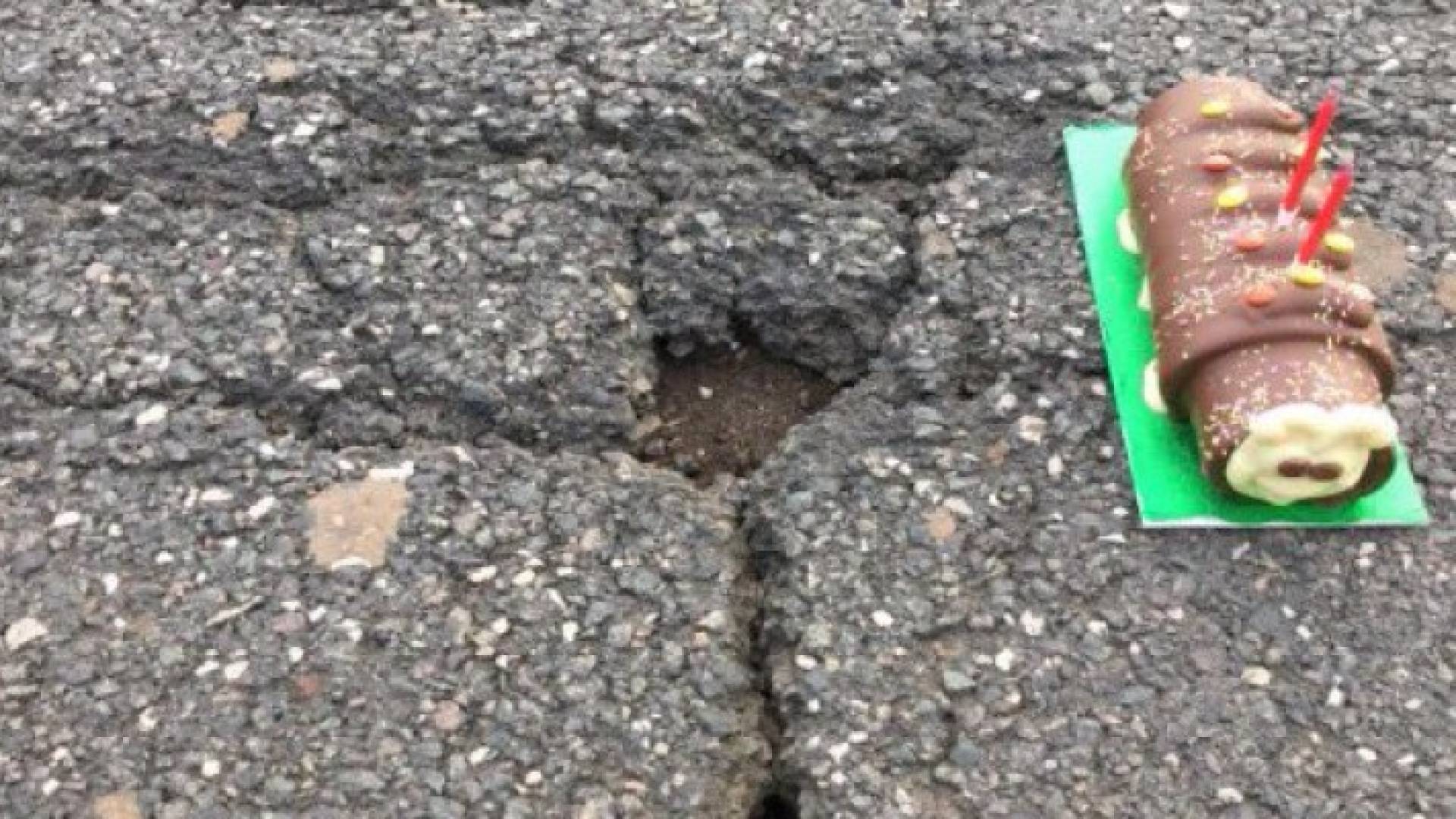 السكان وضعوا كعكة بجانب الحفرة آملا بحل المشكلة وجذب الانتباه