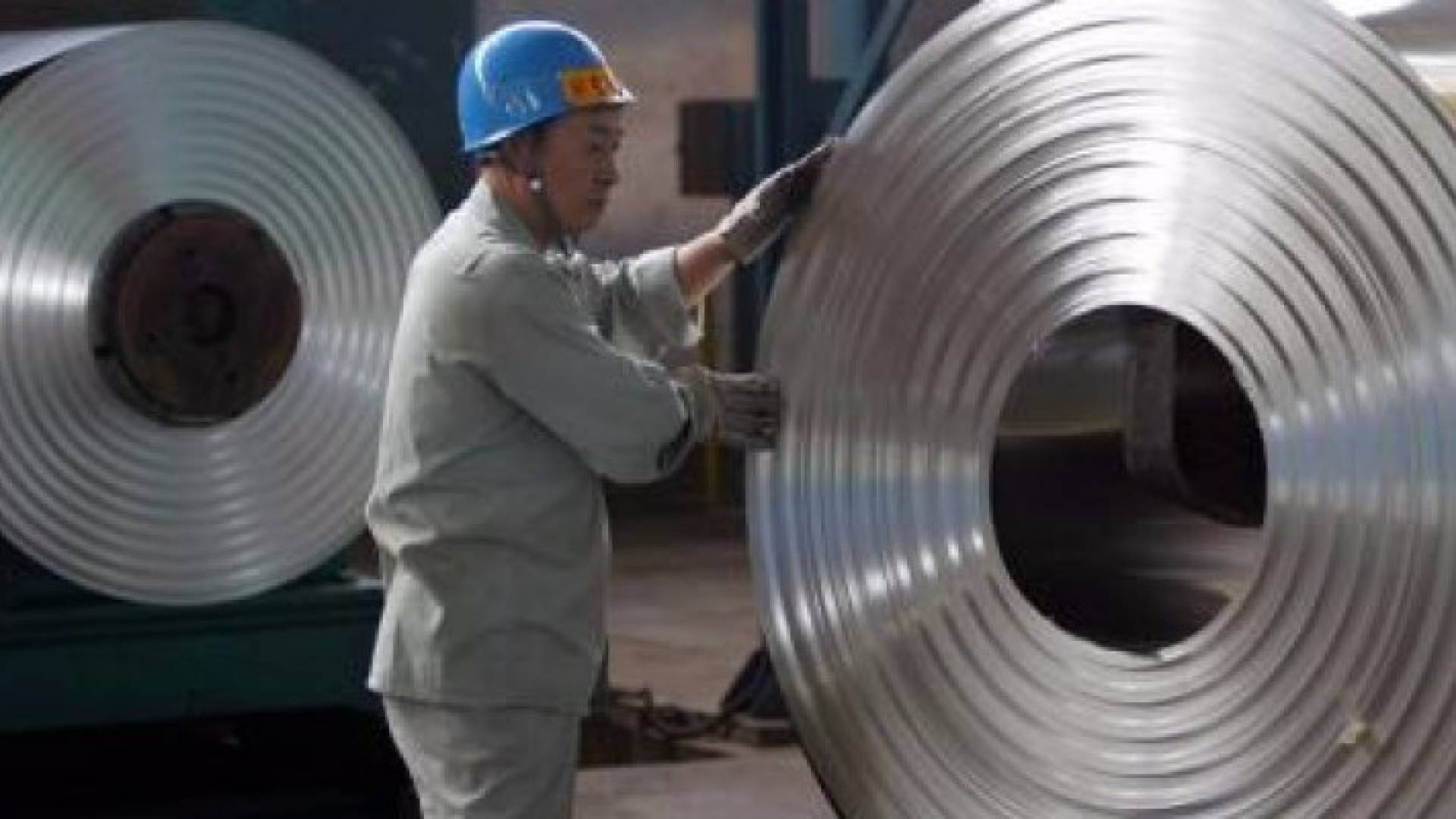 عامل في مصنع للصلب بالصين