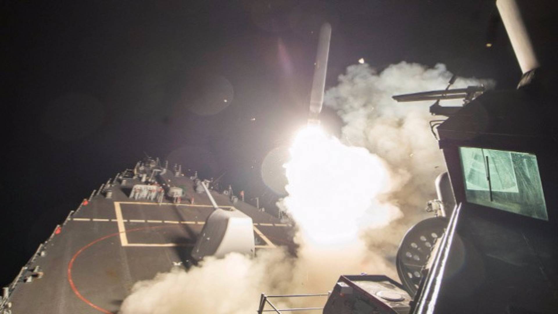 صاروخ ينطلق من سفينة أميريكية لاستهداف قاعدة عسكرية في حمص