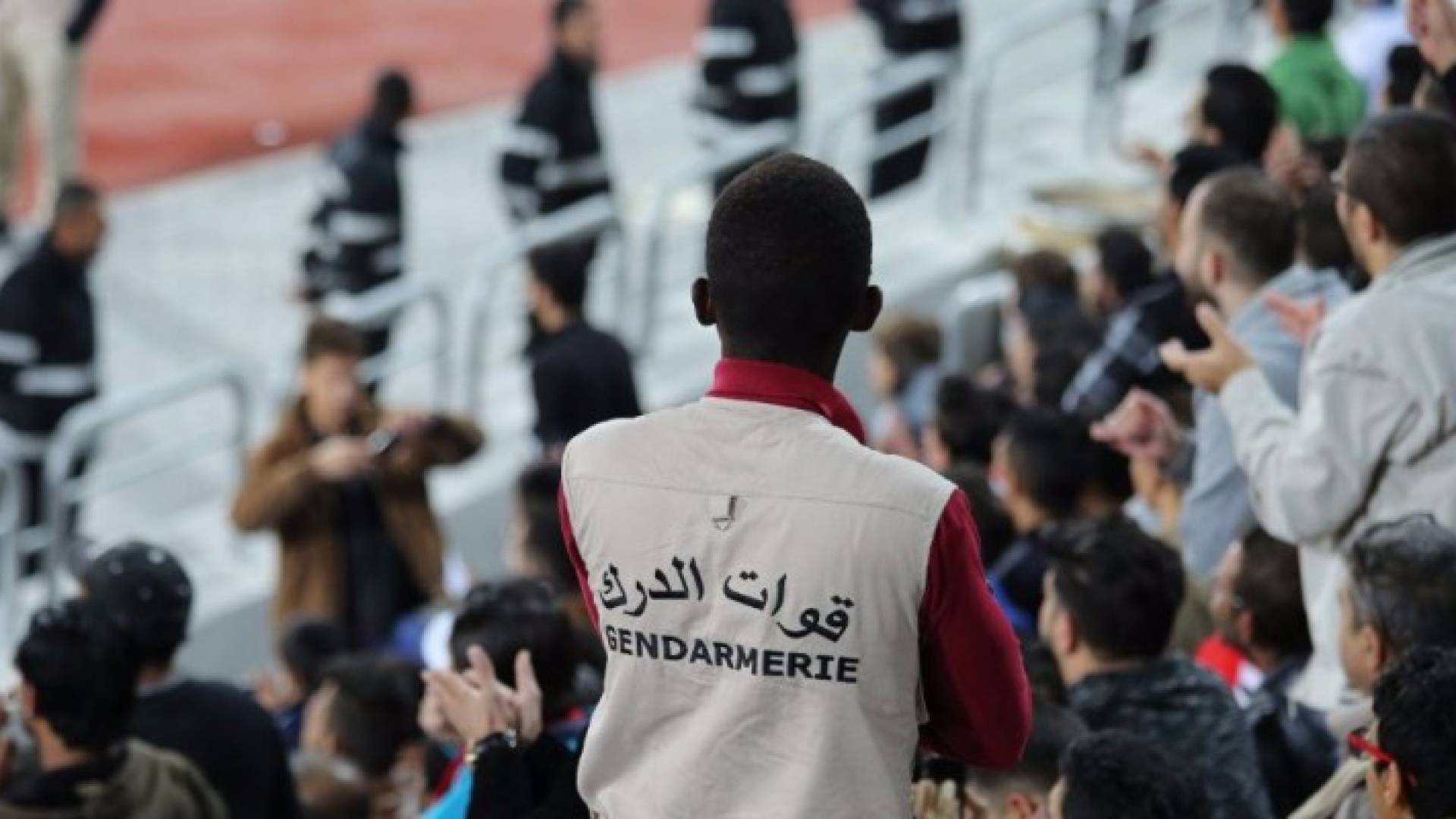 عنصر أمن من قوات الدرك بين الجماهير لضبط الأمن 