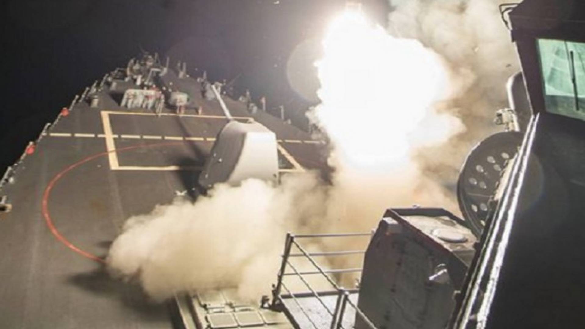 صاروخ ينطلق من سفينة أميريكية لاستهداف قاعدة عسكرية سورية