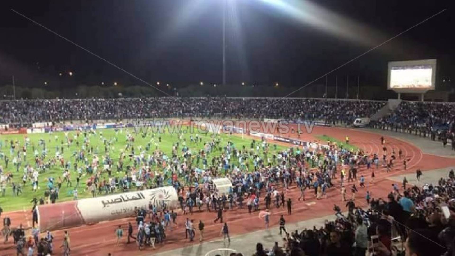 جماهير الفيصلي والوحدات تقتحم أرضية الملعب بعد المباراة