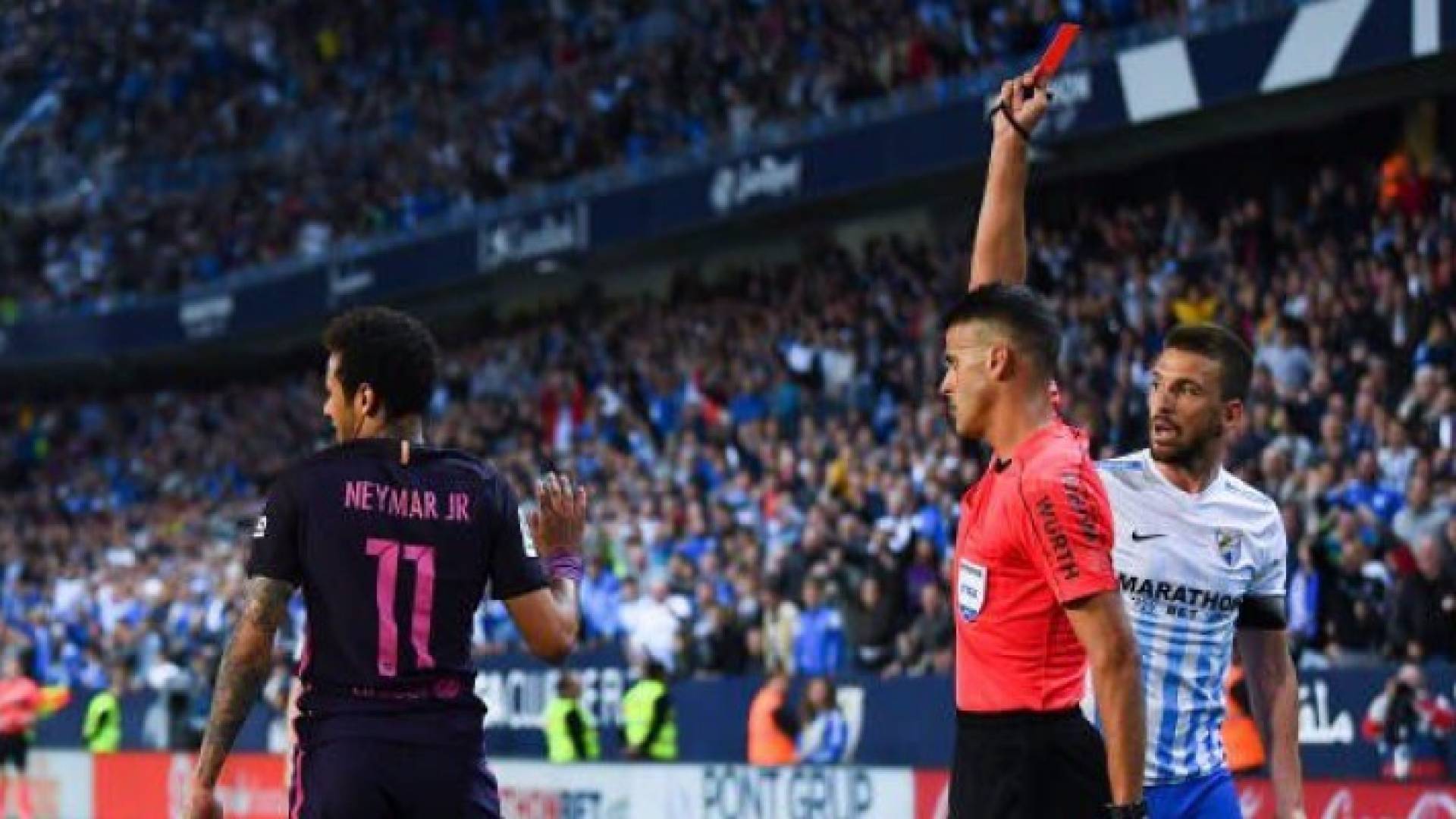 لحظة طرد نيمار امام ملقا