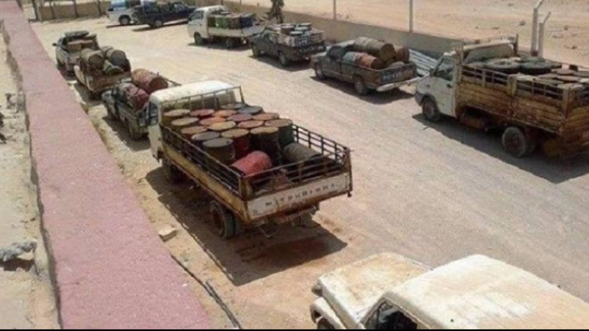 المهربون ينقلون الوقود في شاحنات صهاريج إلى دول الجوار 
