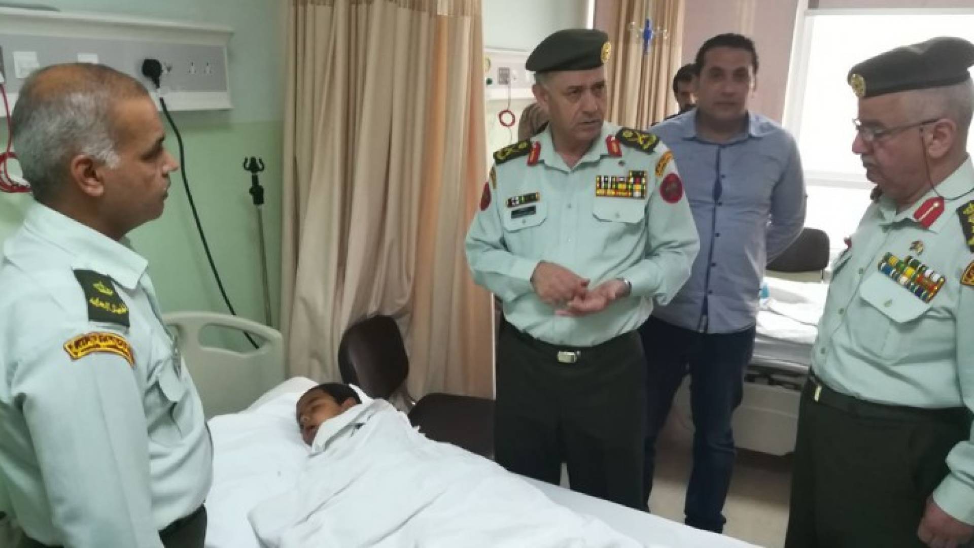 مدير عام الخدمات الطبية الملكية يطمئن على مصابي حادث المفرق