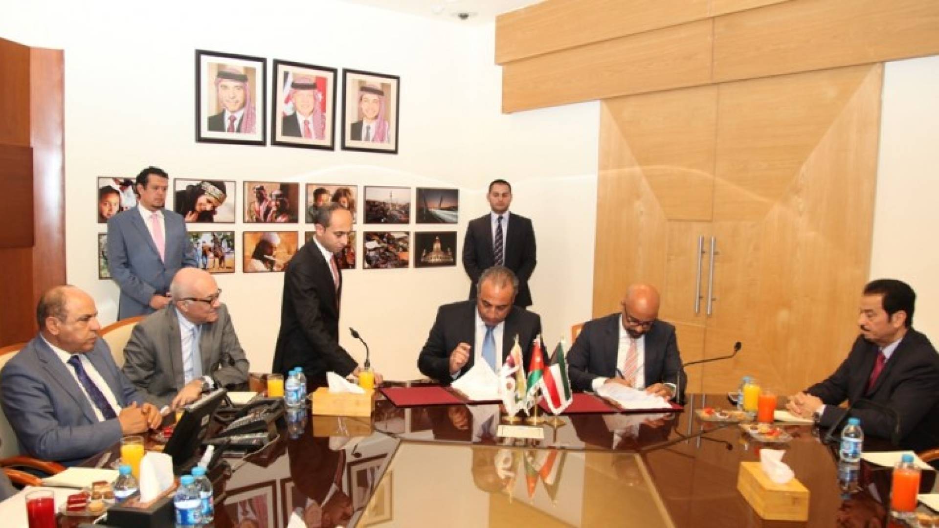 صورة خلال توقيع الاتفاقية